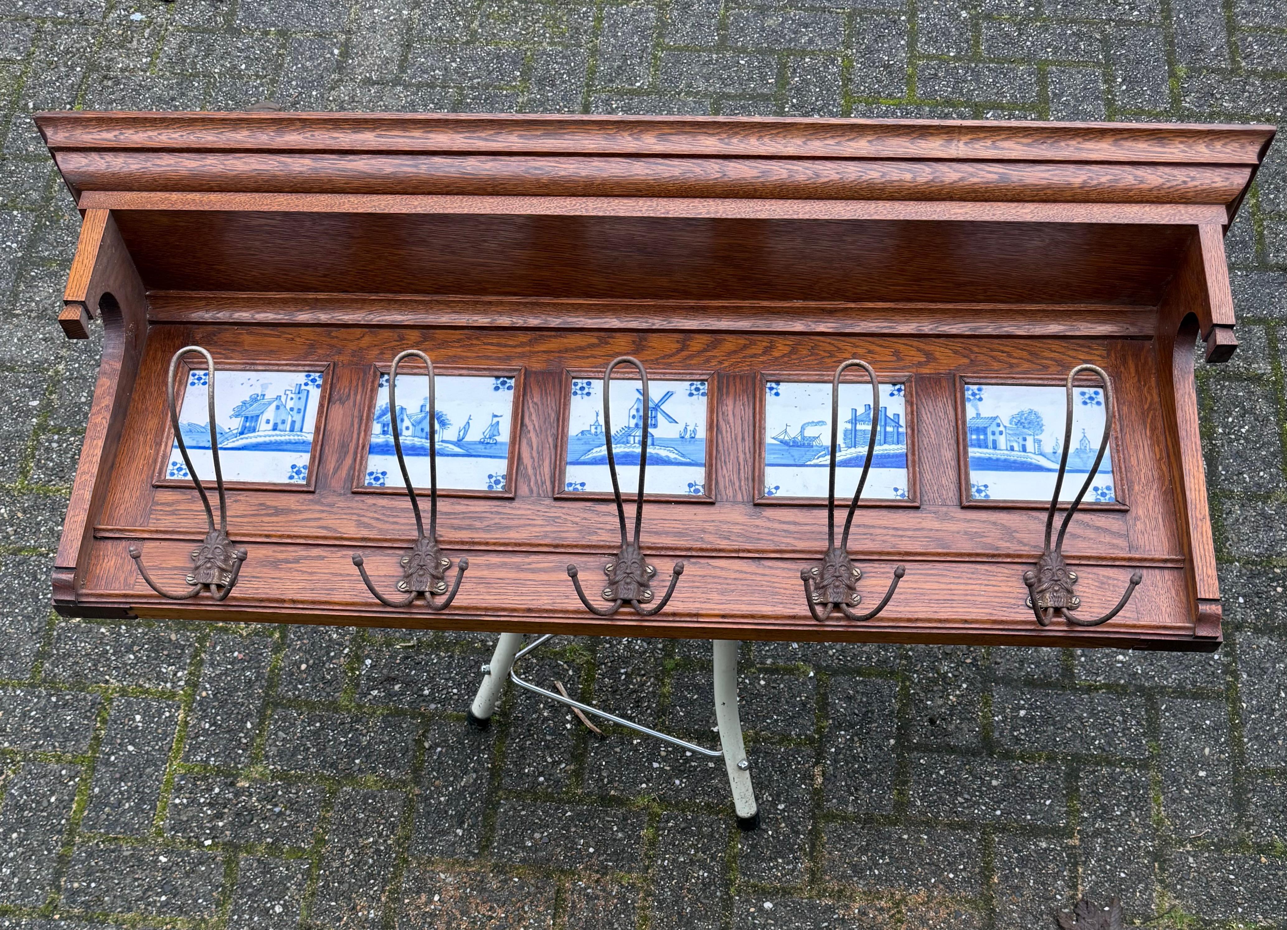 Porte-manteau élégant en Oak Craft avec. Carreaux émaillés bleus de Delft et crochets figuratifs en vente 3