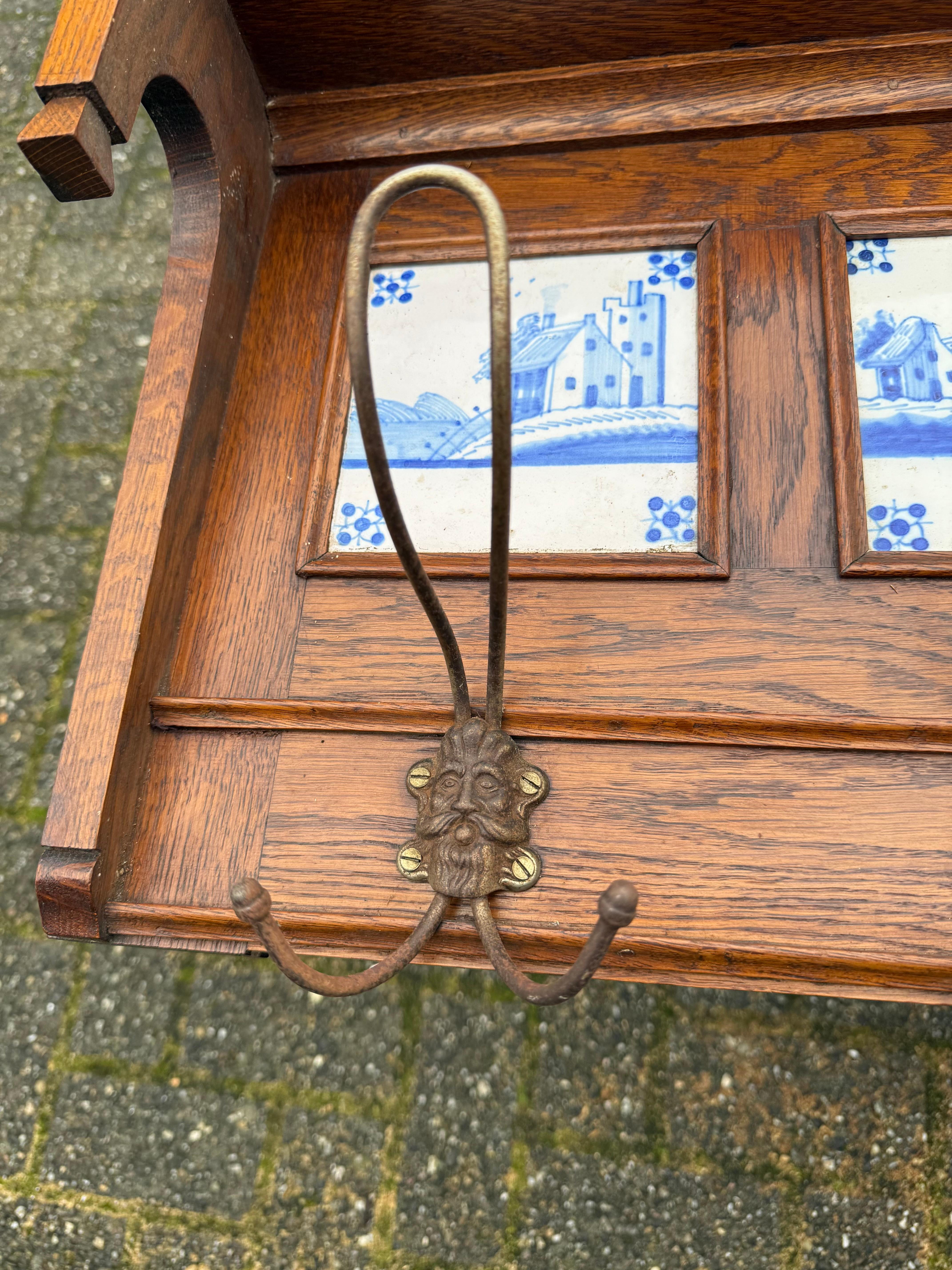 Porte-manteau élégant en Oak Craft avec. Carreaux émaillés bleus de Delft et crochets figuratifs en vente 4