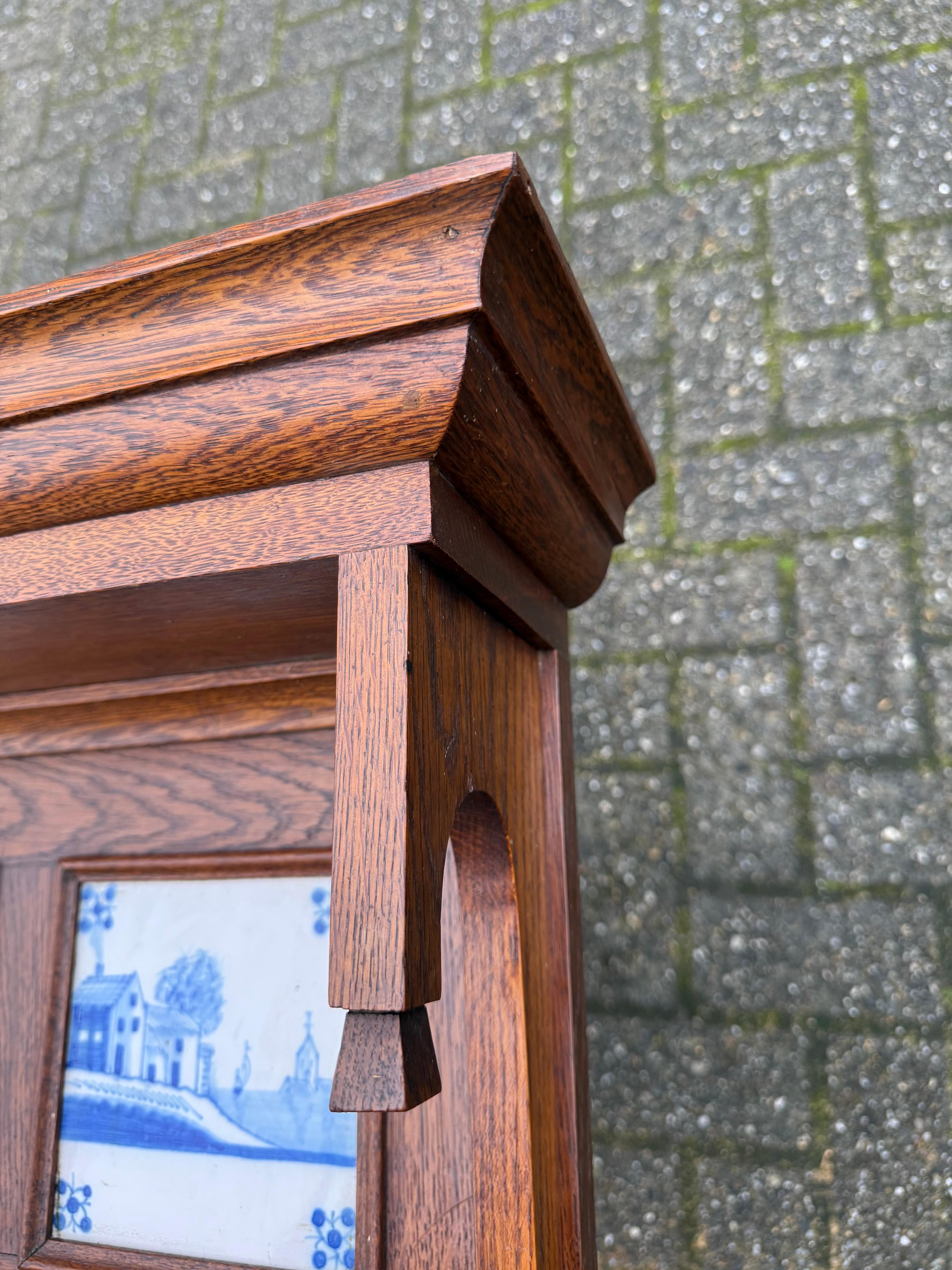 Porte-manteau élégant en Oak Craft avec. Carreaux émaillés bleus de Delft et crochets figuratifs en vente 5