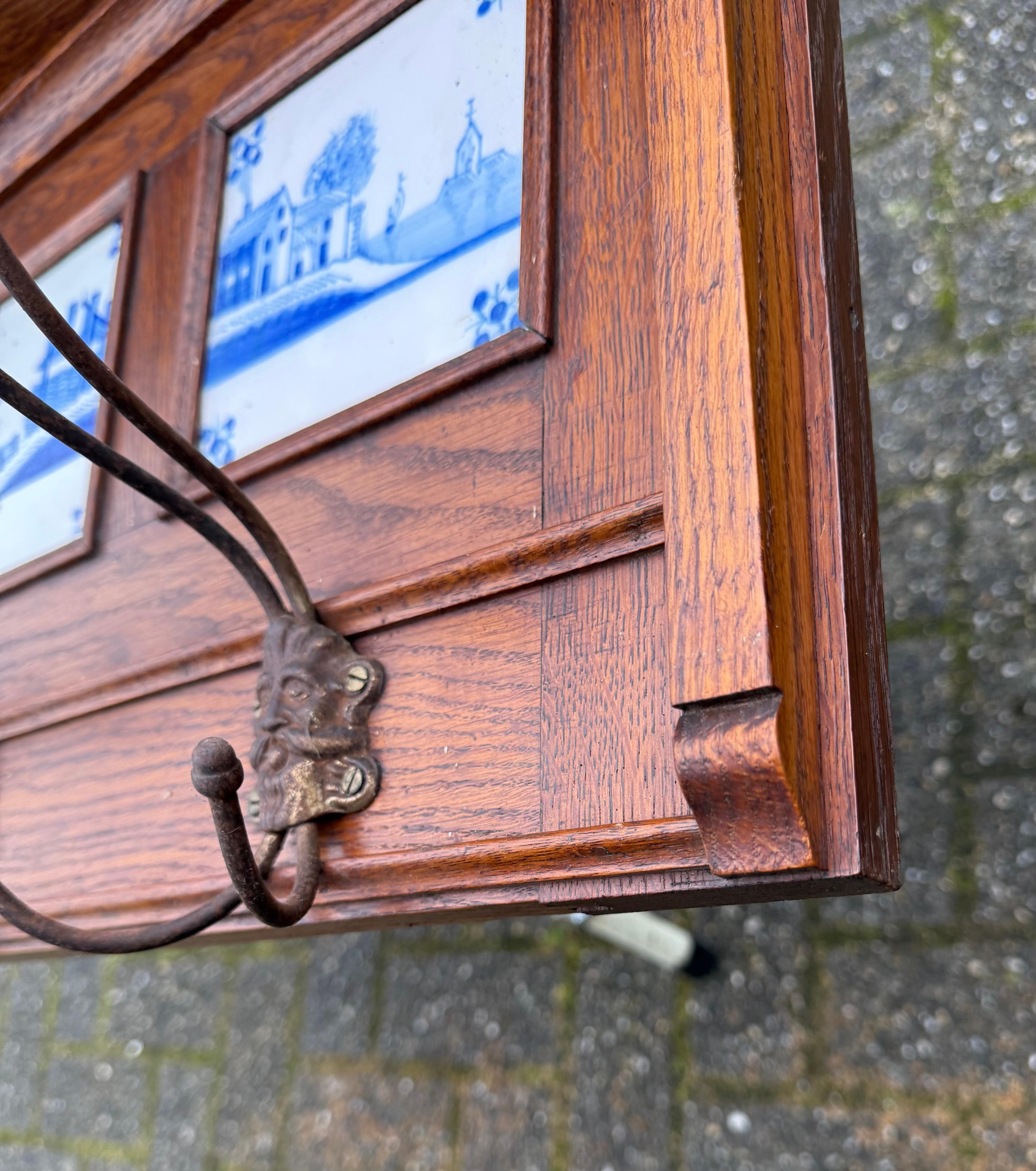 Porte-manteau élégant en Oak Craft avec. Carreaux émaillés bleus de Delft et crochets figuratifs en vente 6