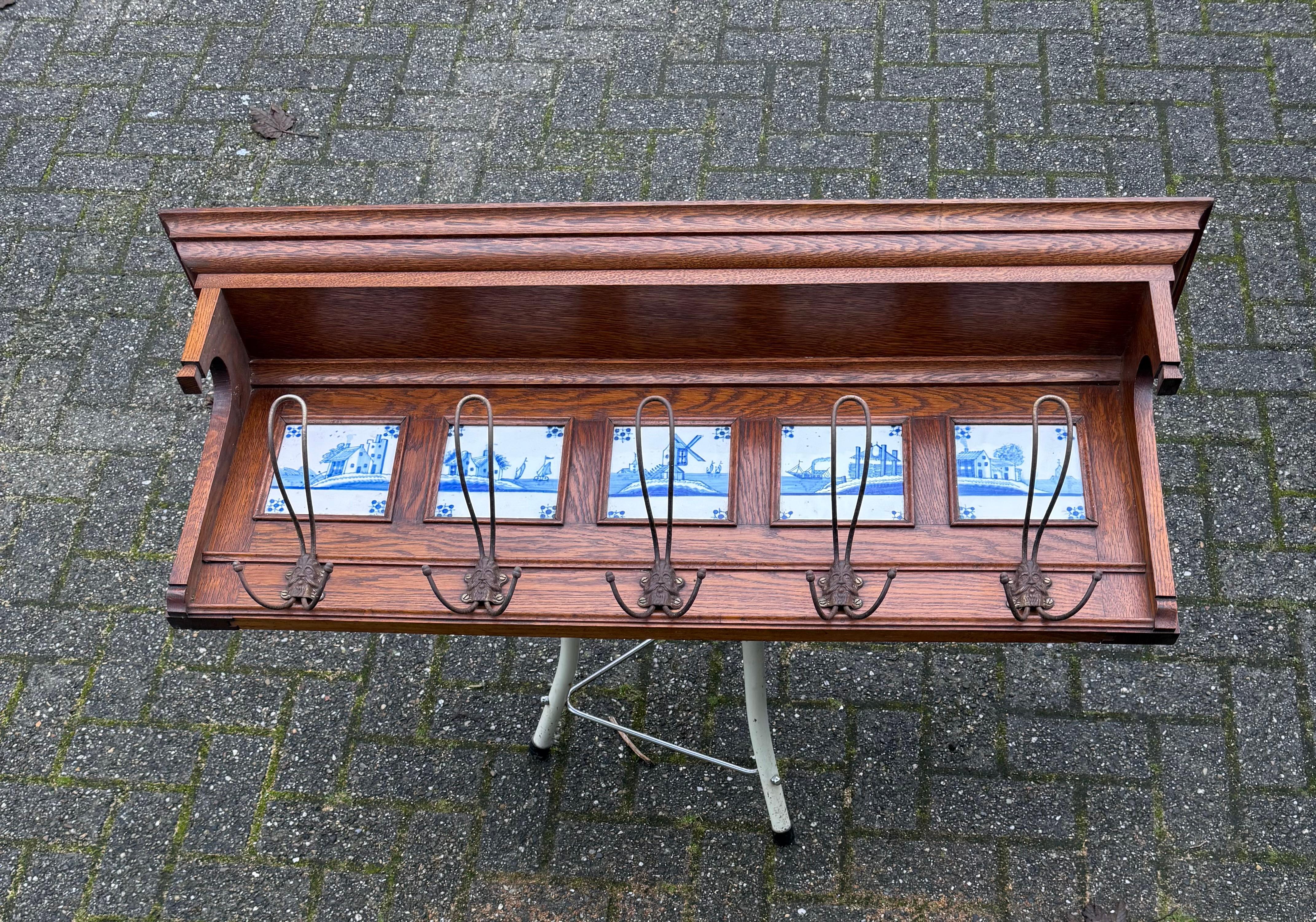 Porte-manteau élégant en Oak Craft avec. Carreaux émaillés bleus de Delft et crochets figuratifs en vente 7