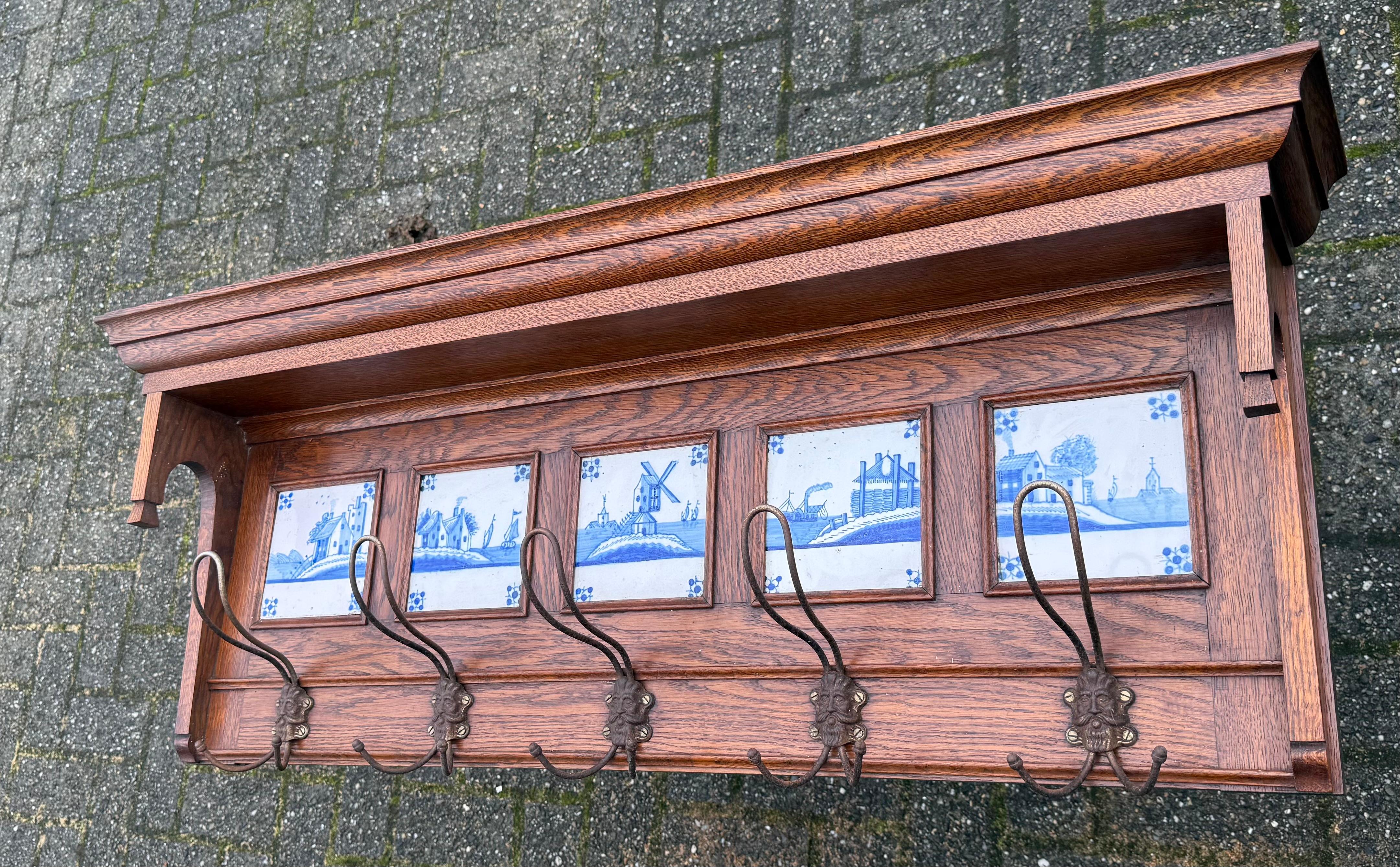 Porte-manteau élégant en Oak Craft avec. Carreaux émaillés bleus de Delft et crochets figuratifs en vente 9