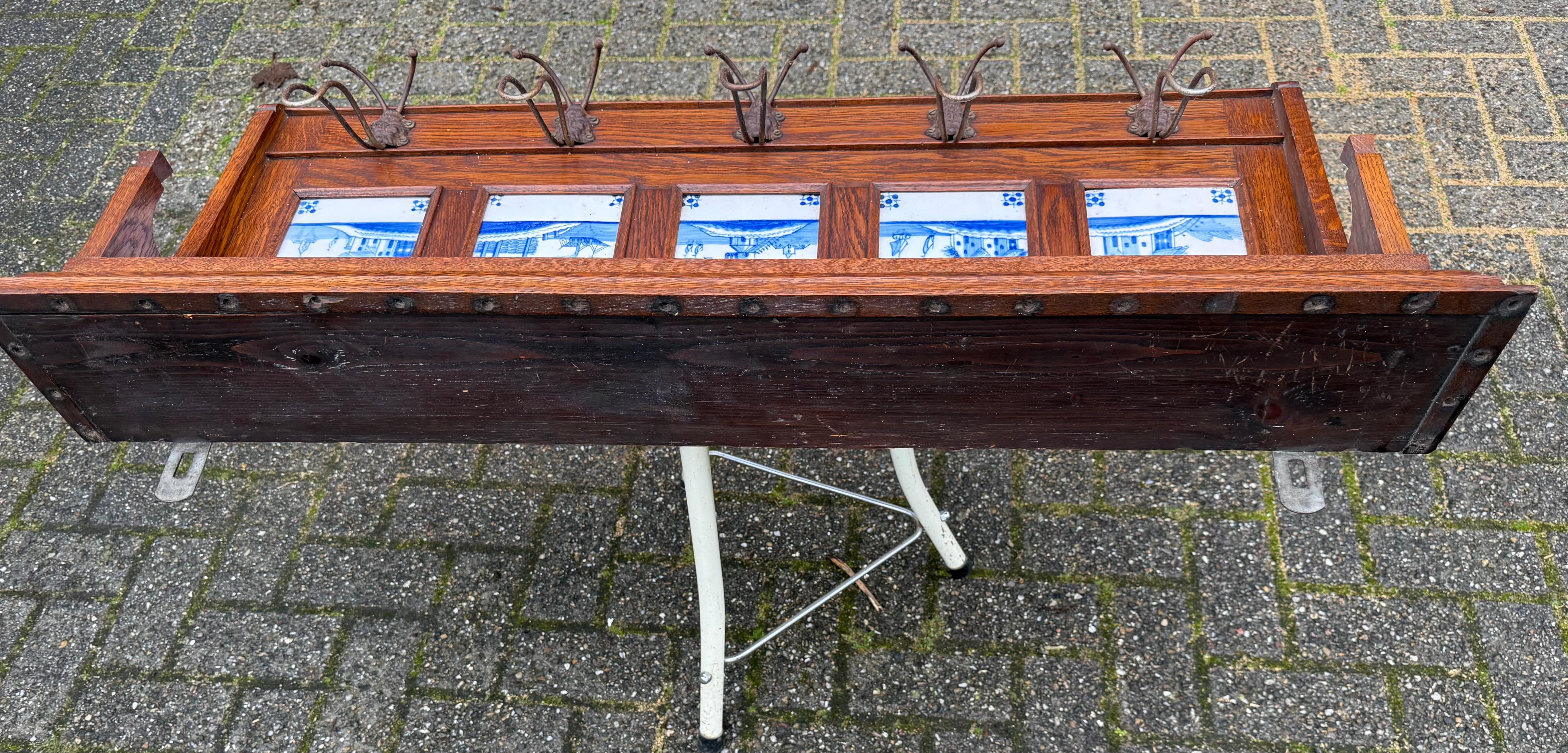 Porte-manteau élégant en Oak Craft avec. Carreaux émaillés bleus de Delft et crochets figuratifs en vente 11