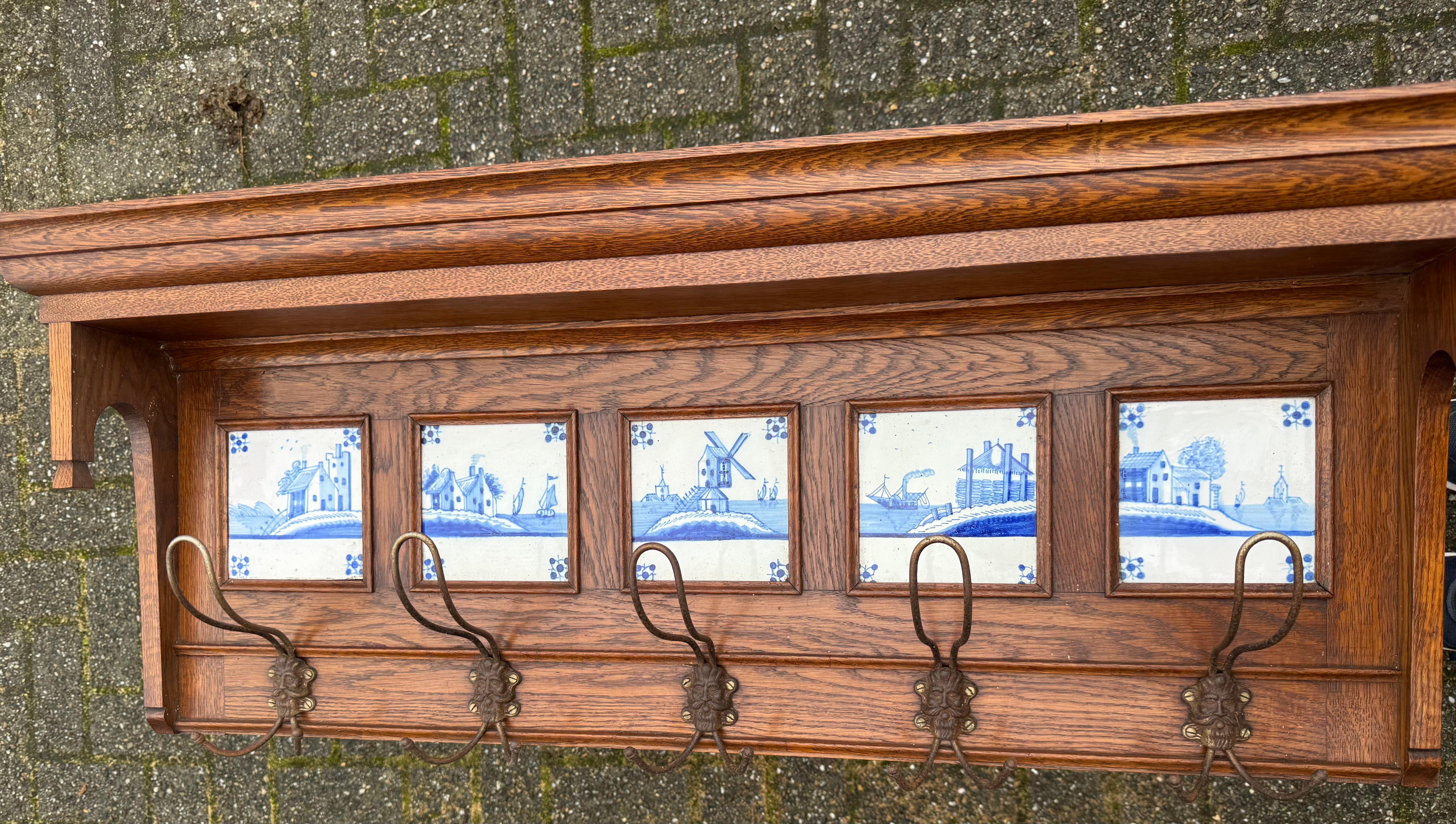 Sculpté à la main Porte-manteau élégant en Oak Craft avec. Carreaux émaillés bleus de Delft et crochets figuratifs en vente