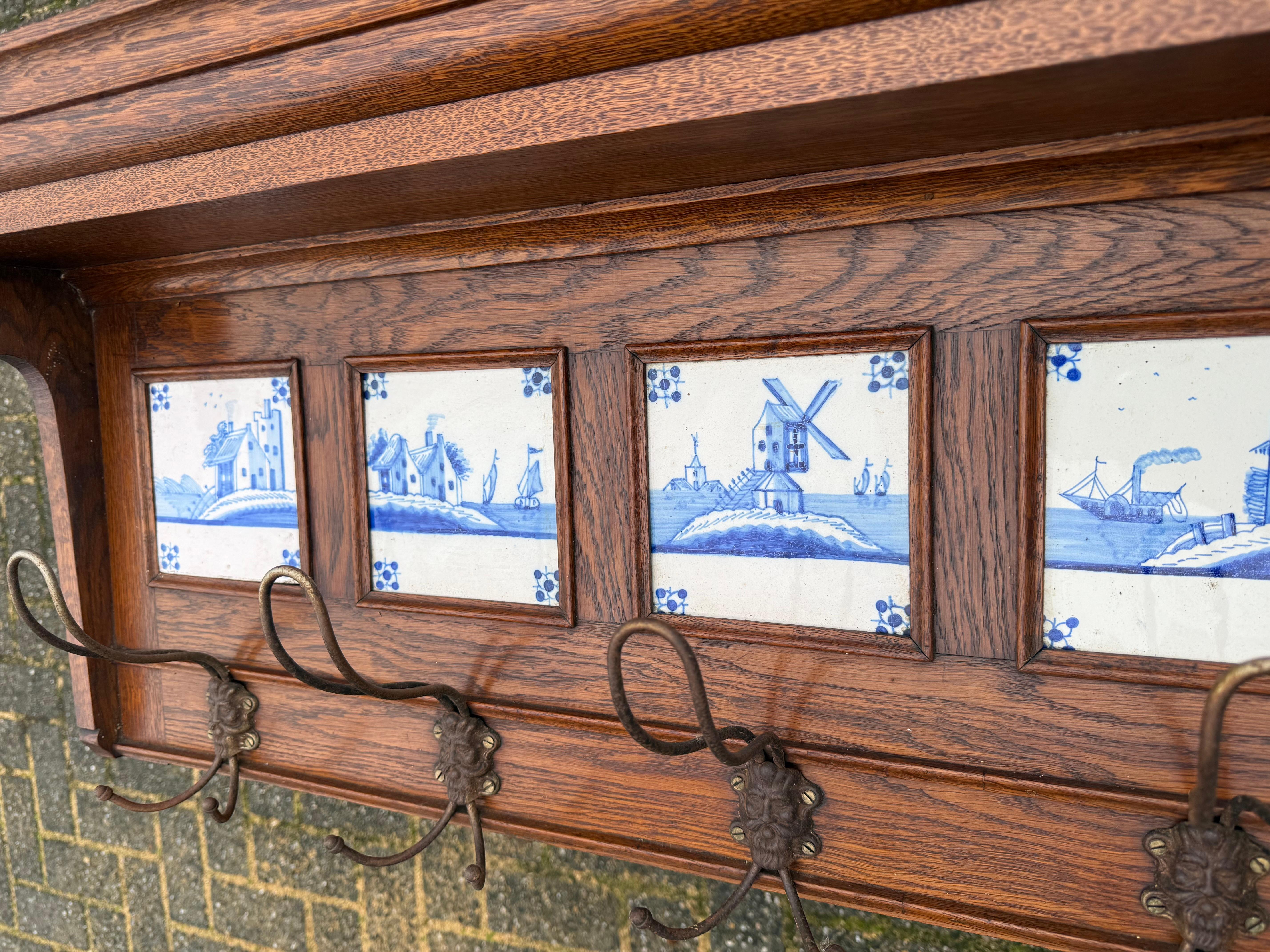 Porte-manteau élégant en Oak Craft avec. Carreaux émaillés bleus de Delft et crochets figuratifs Bon état - En vente à Lisse, NL