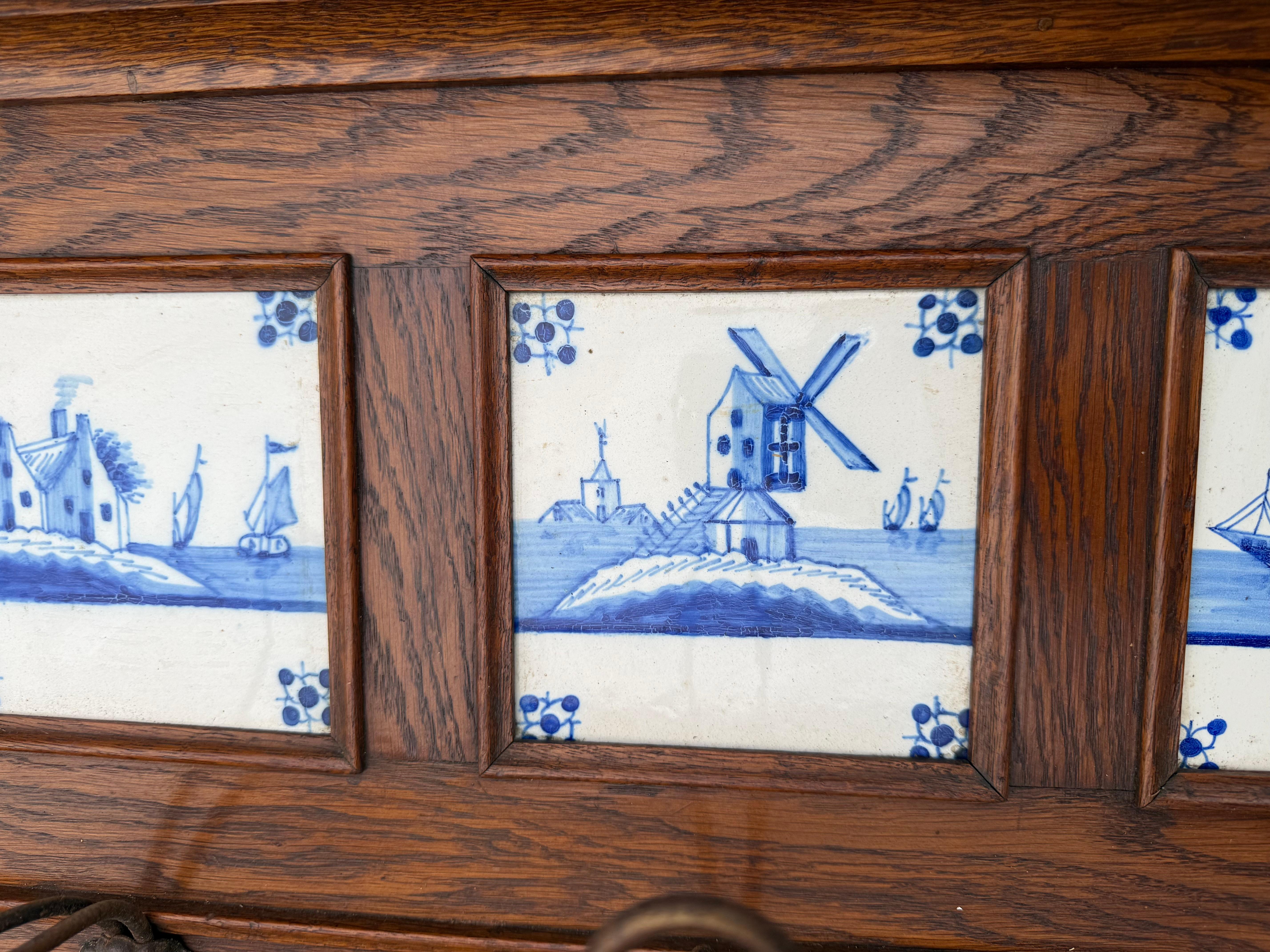 20ième siècle Porte-manteau élégant en Oak Craft avec. Carreaux émaillés bleus de Delft et crochets figuratifs en vente