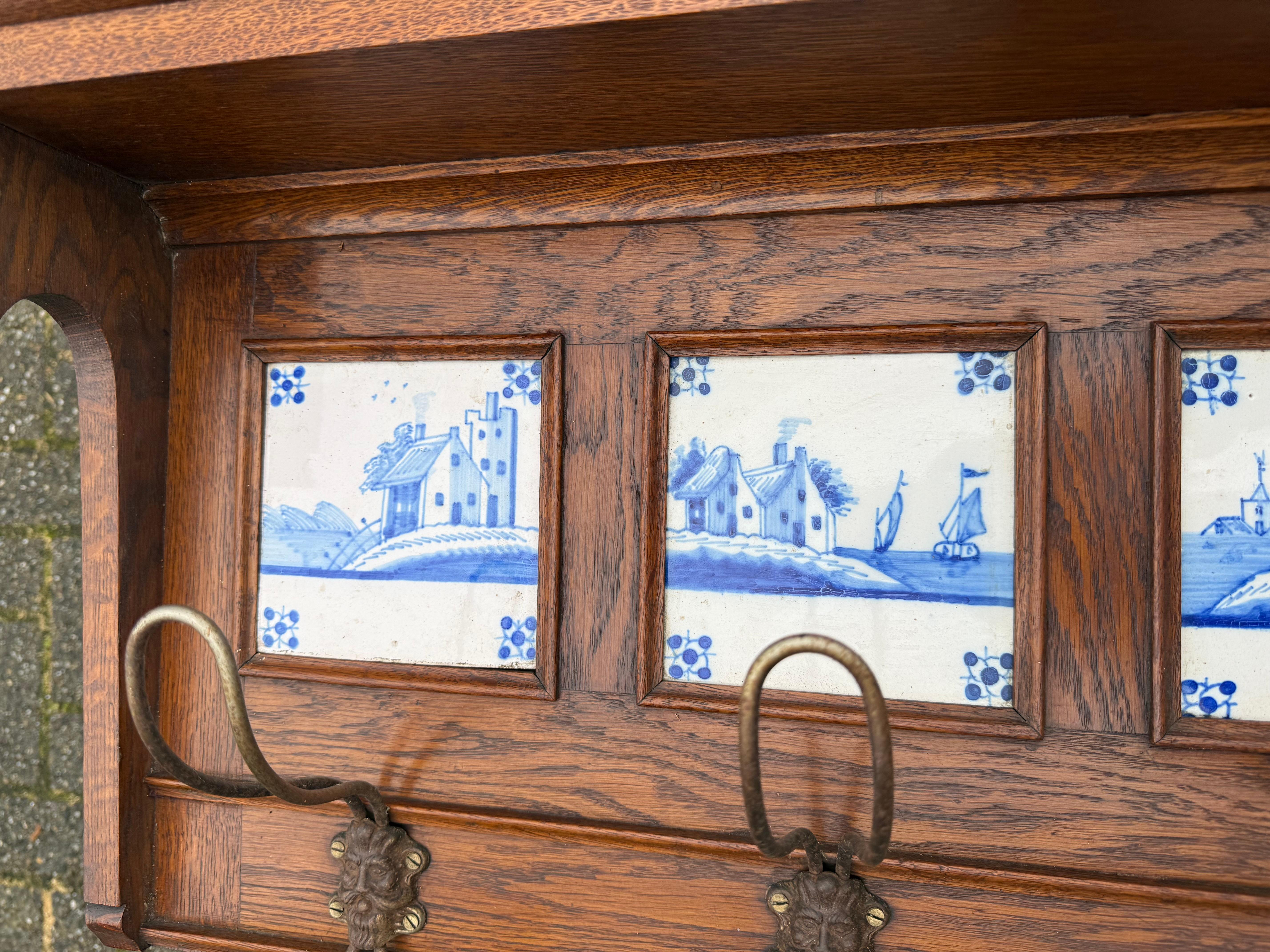 Bronze Porte-manteau élégant en Oak Craft avec. Carreaux émaillés bleus de Delft et crochets figuratifs en vente