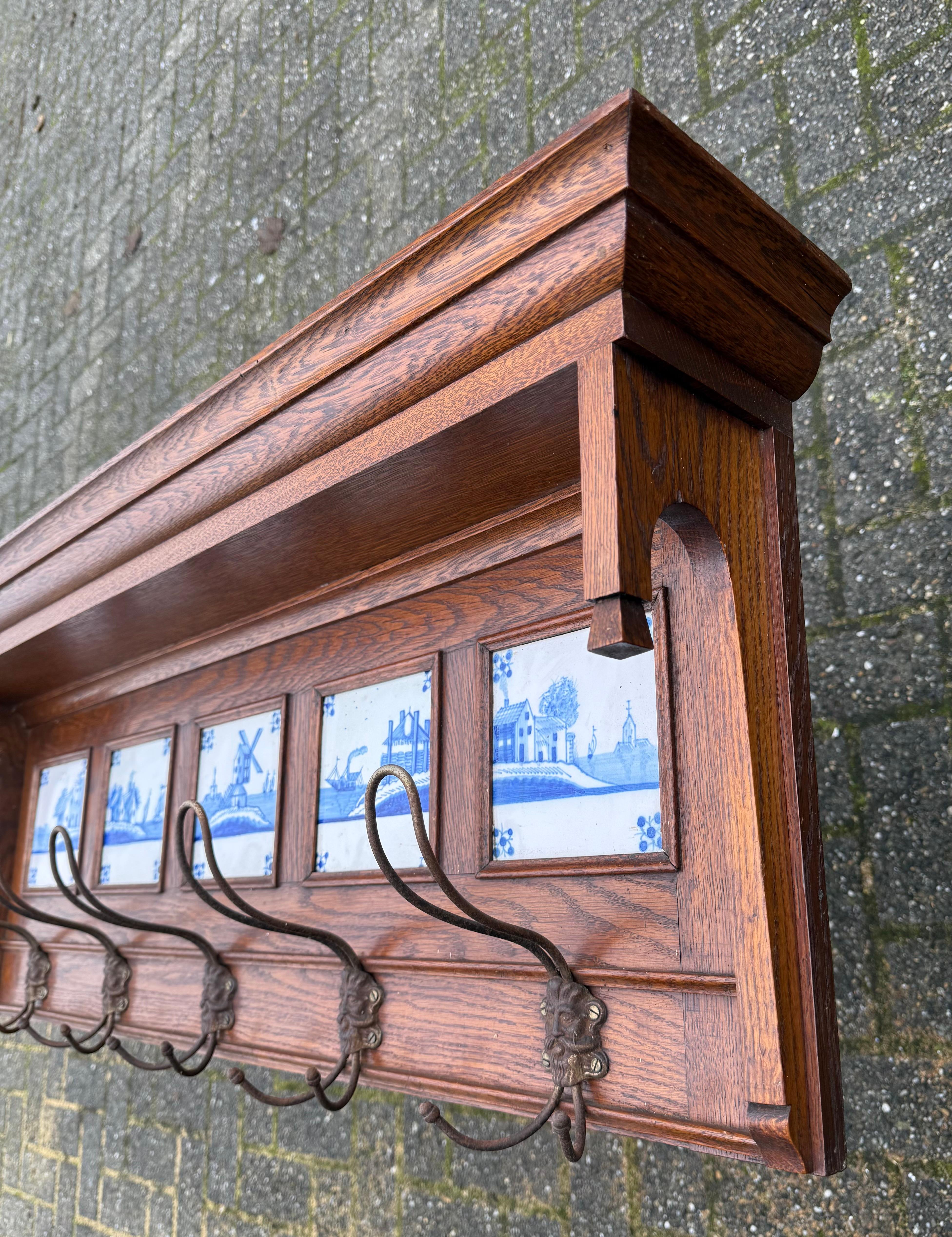 Porte-manteau élégant en Oak Craft avec. Carreaux émaillés bleus de Delft et crochets figuratifs en vente 1