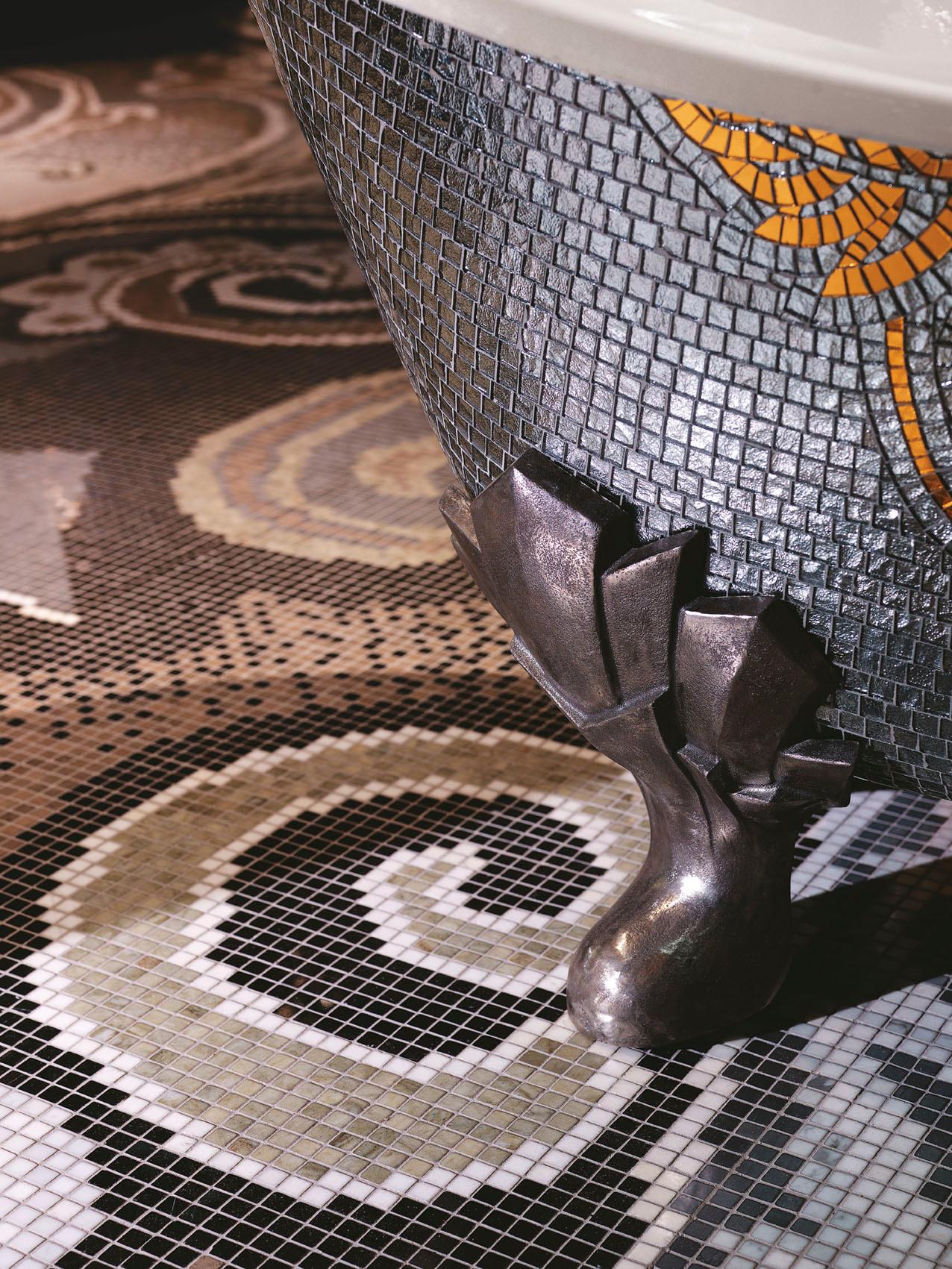 Stilvolle, stilvolle Badewanne, handdekoriert mit Mosaik-Blattgold auf der Rückseite (Italienisch) im Angebot