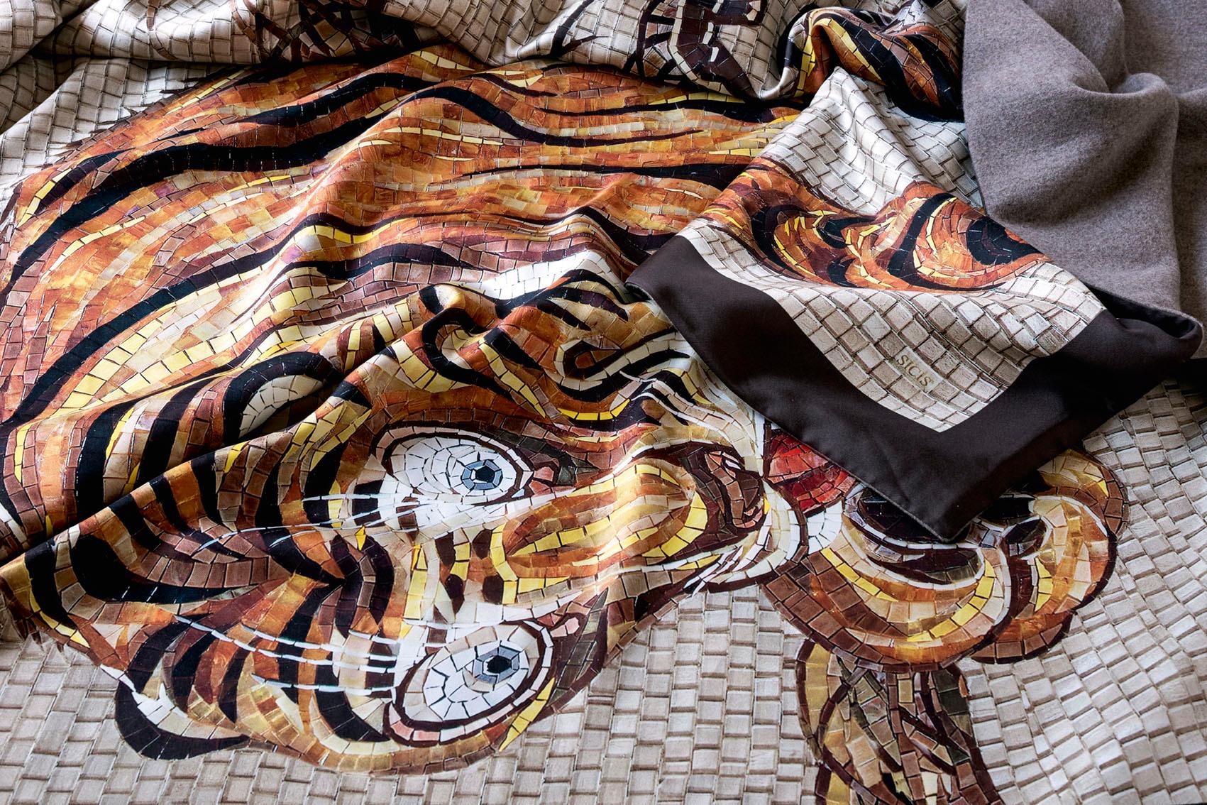 Ein stilvolles Bett-Kopfteil mit Stoff- oder Lederpolsterung und Tigerteppich in der Mitte im Zustand „Neu“ im Angebot in London, GB