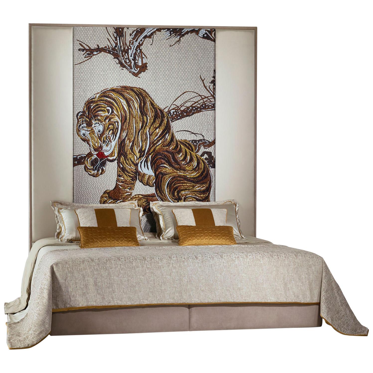 Ein stilvolles Bett-Kopfteil mit Stoff- oder Lederpolsterung und Tigerteppich in der Mitte im Angebot