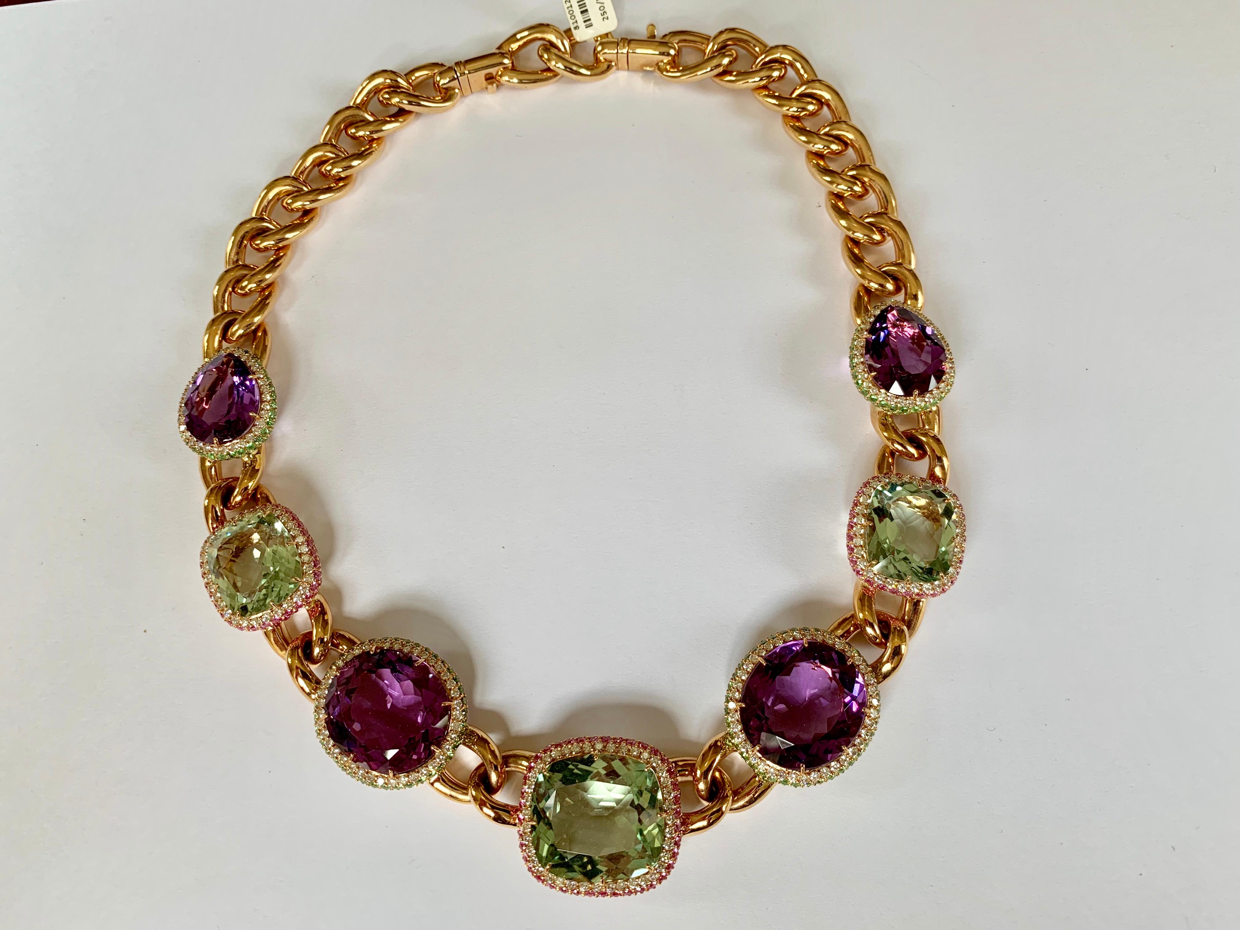 Stilvolle, große, kühne Statement-Halskette mit verschiedenen farbigen Steinen (Zeitgenössisch) im Angebot