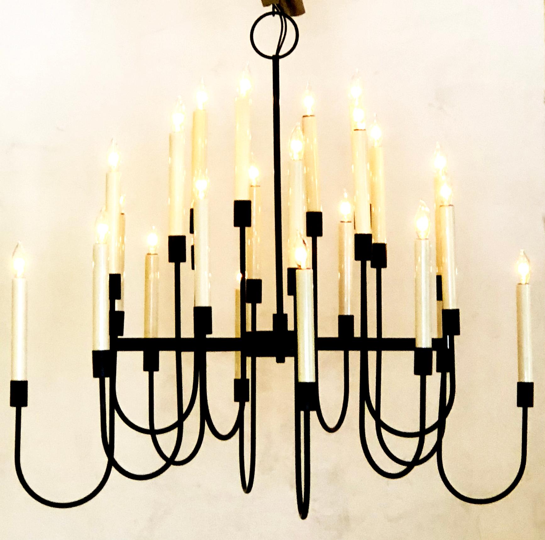 Americano Elegante lampadario a candelabro a 12 bracci in metallo smaltato nero; Tommi Parzinger in vendita
