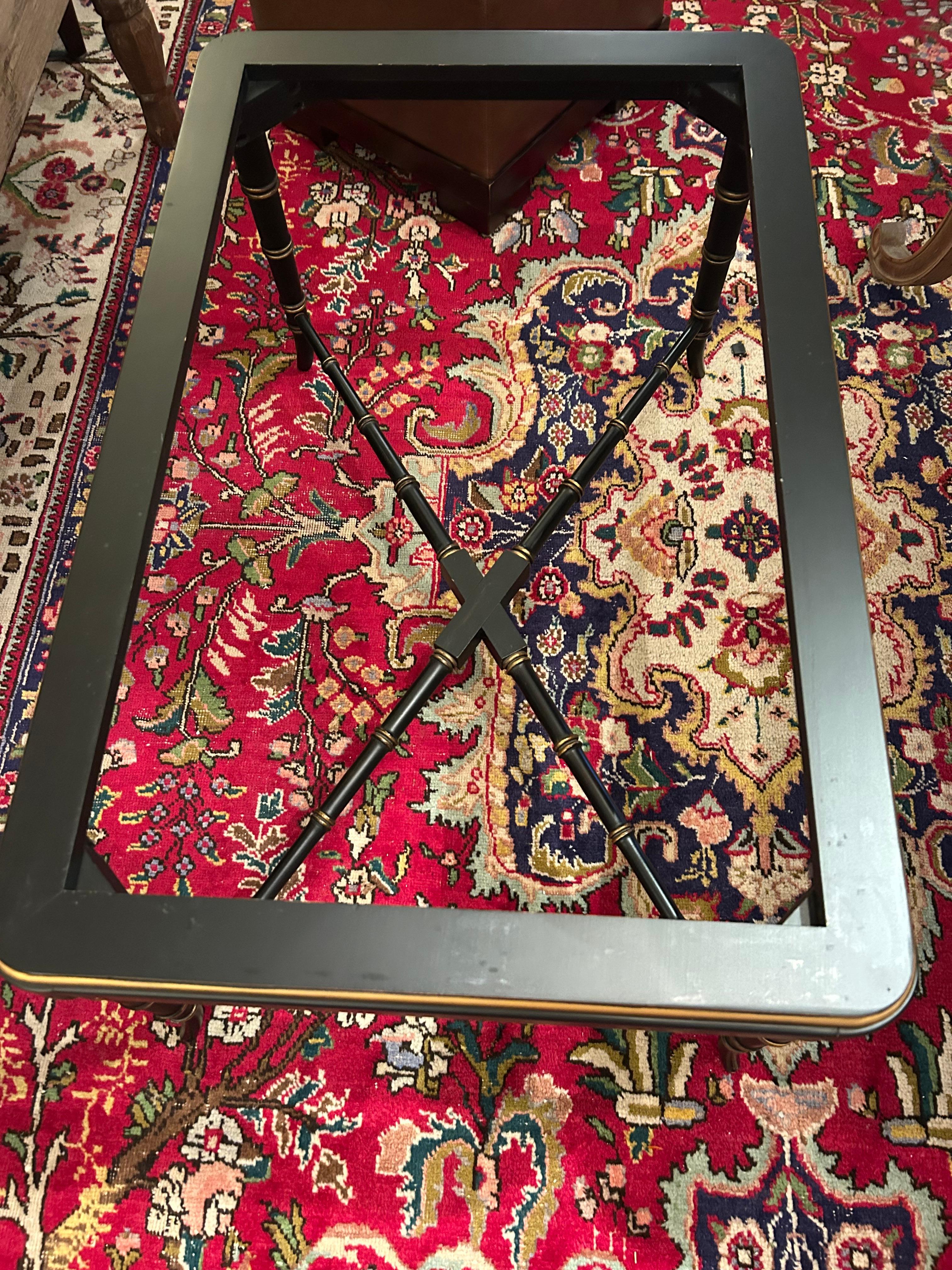 Attrayante table basse à plateau de style chinoiserie noir et or, dotée d'élégants pieds évasés.  La finition craquelée ajoute de l'élégance à la pièce.