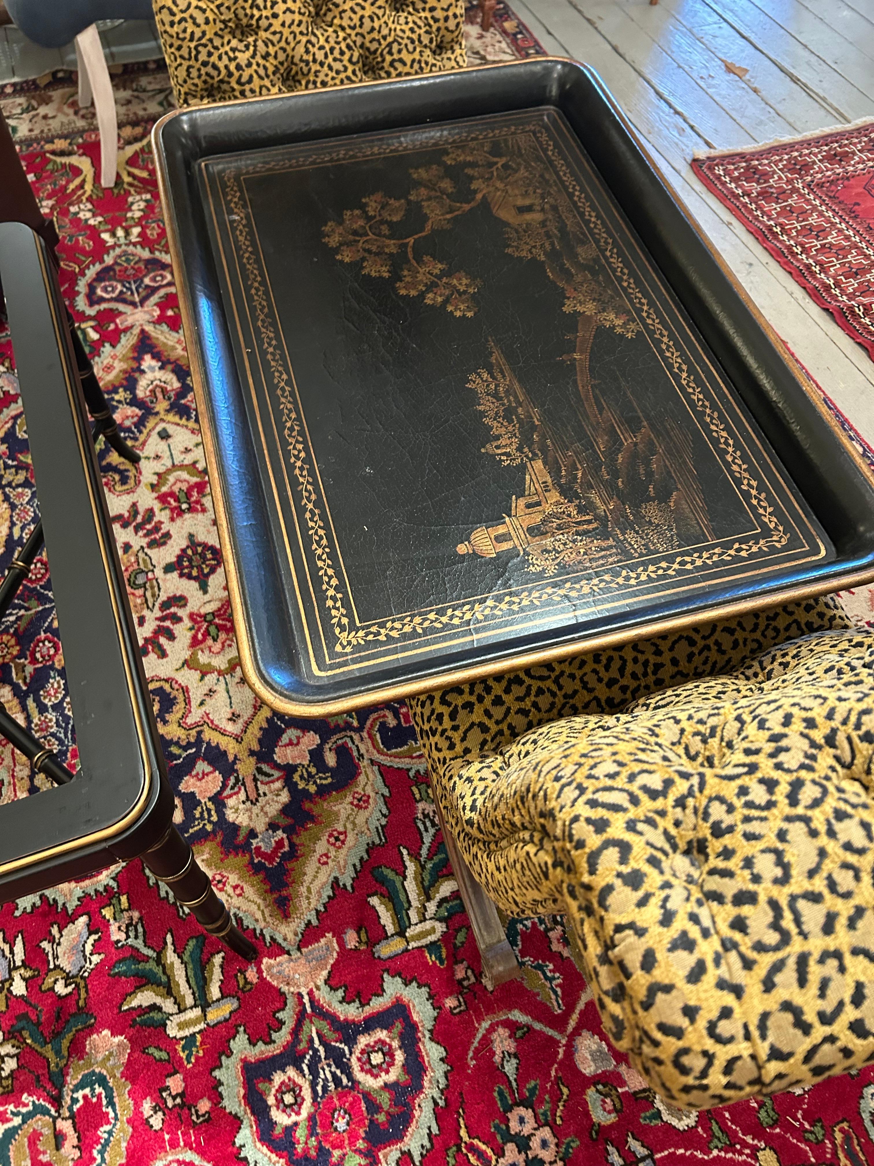 Chinoiseries Table basse à plateau de style Chinoiserie noir et or en vente
