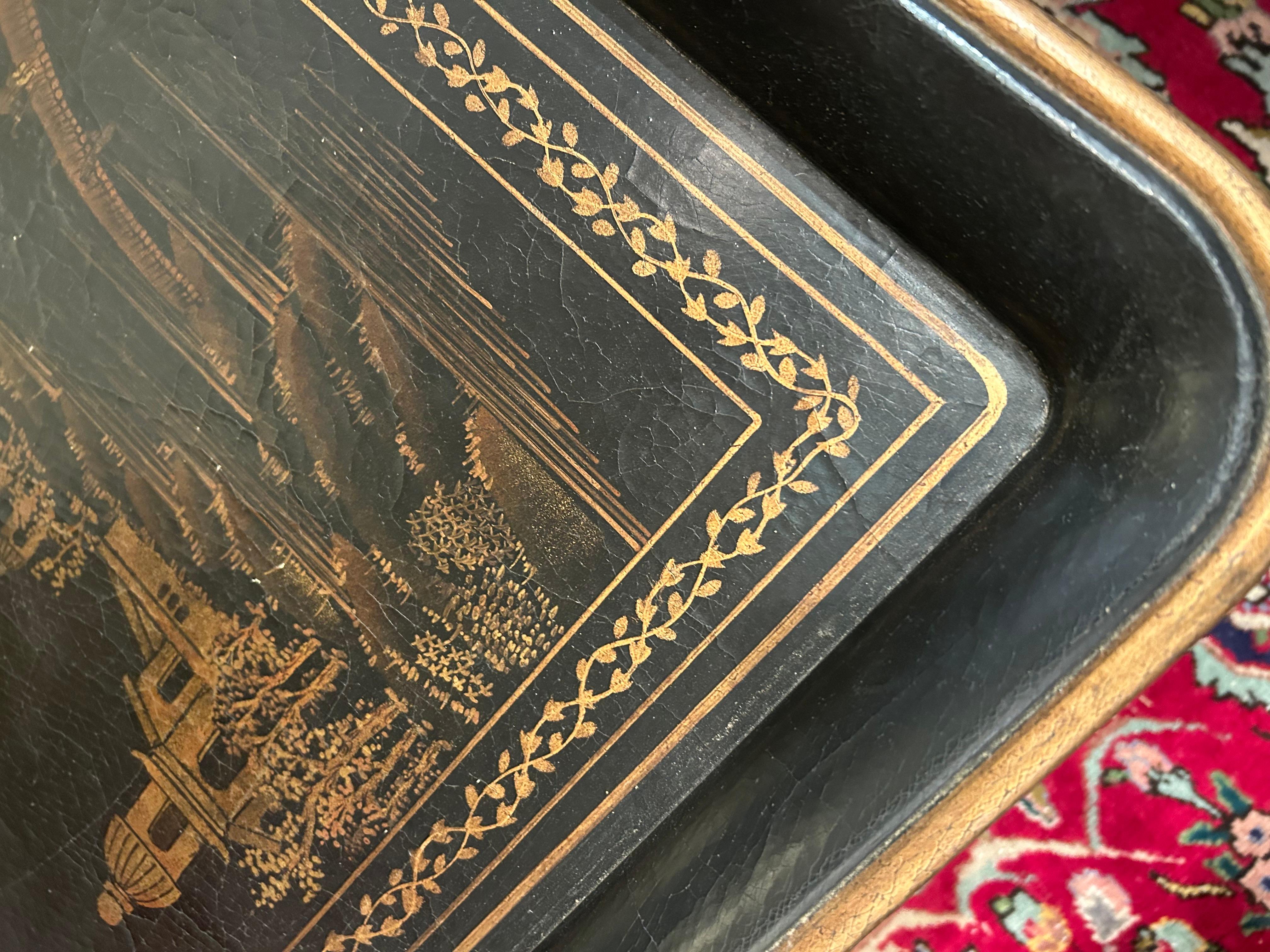Table basse à plateau de style Chinoiserie noir et or Bon état - En vente à Hopewell, NJ