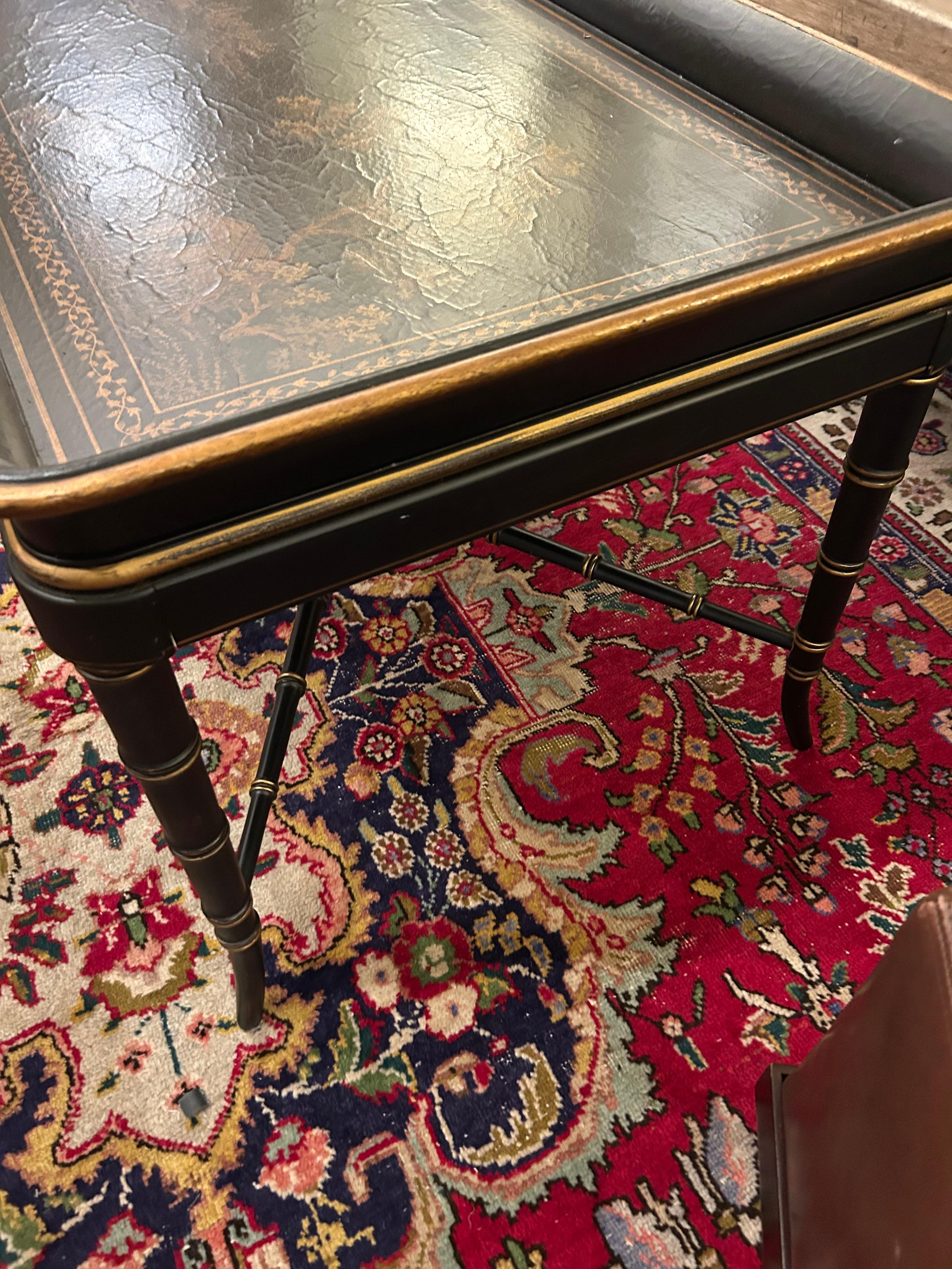 XXIe siècle et contemporain Table basse à plateau de style Chinoiserie noir et or en vente