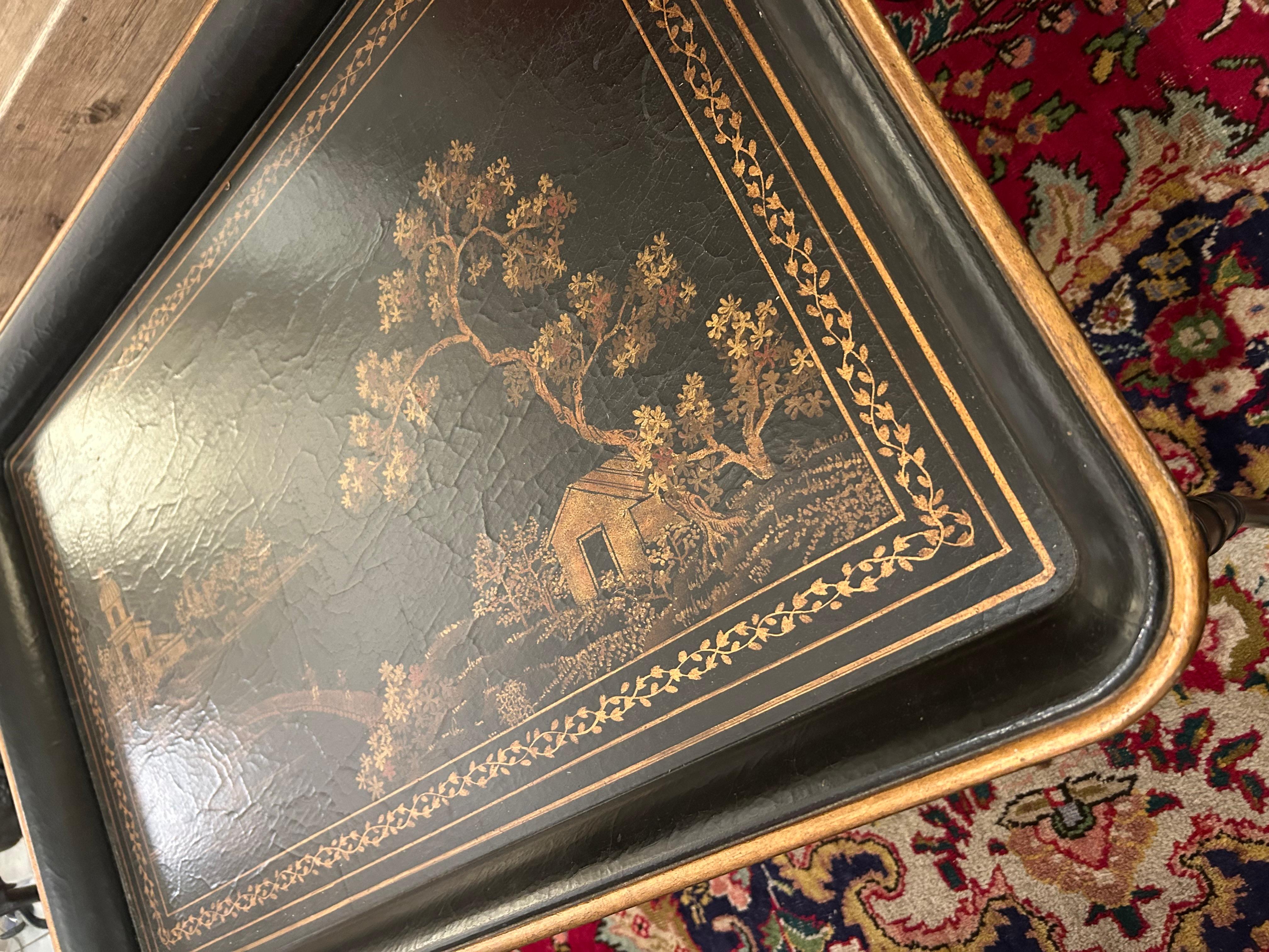 Bois Table basse à plateau de style Chinoiserie noir et or en vente