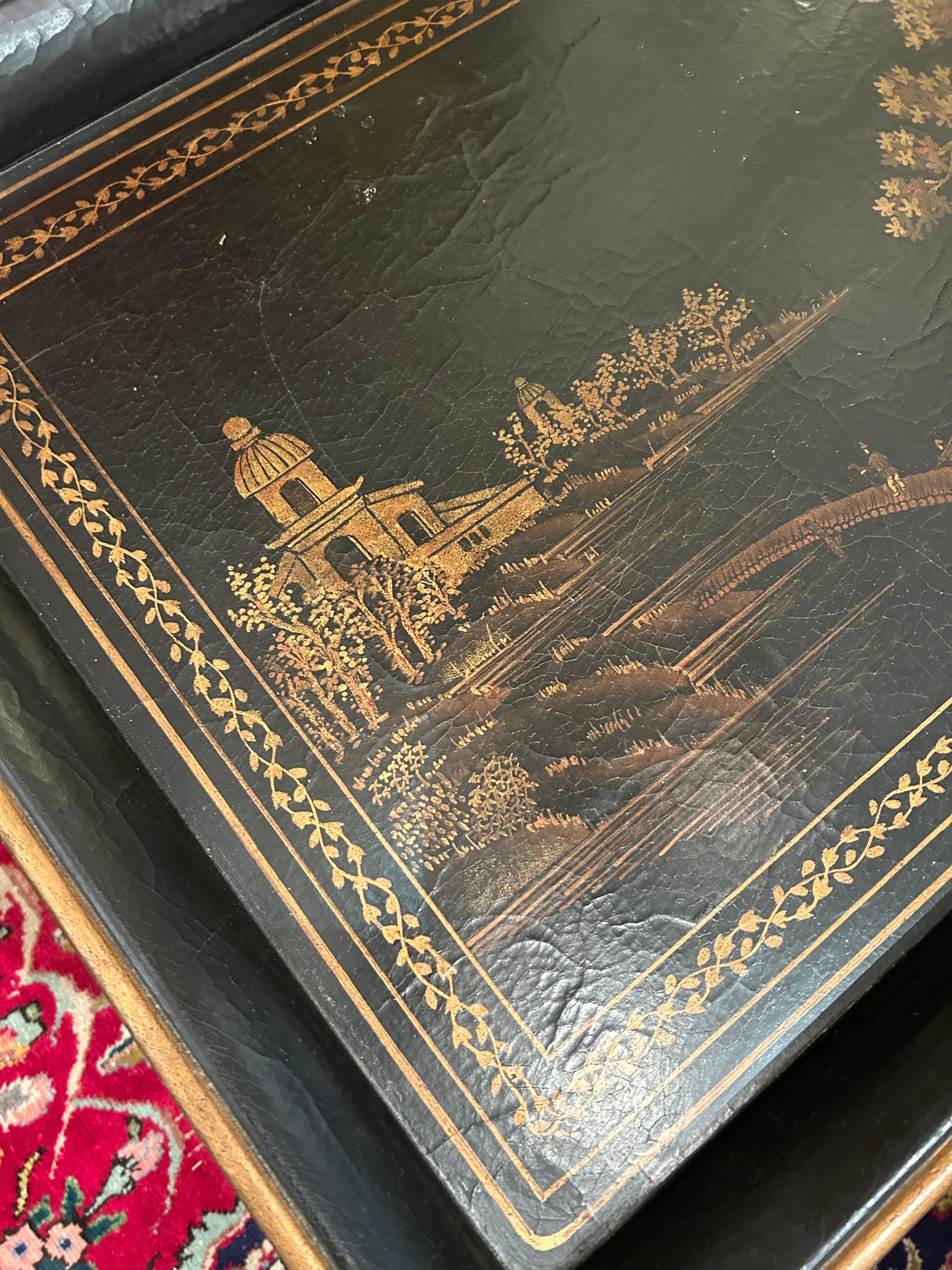 Table basse à plateau de style Chinoiserie noir et or en vente 1
