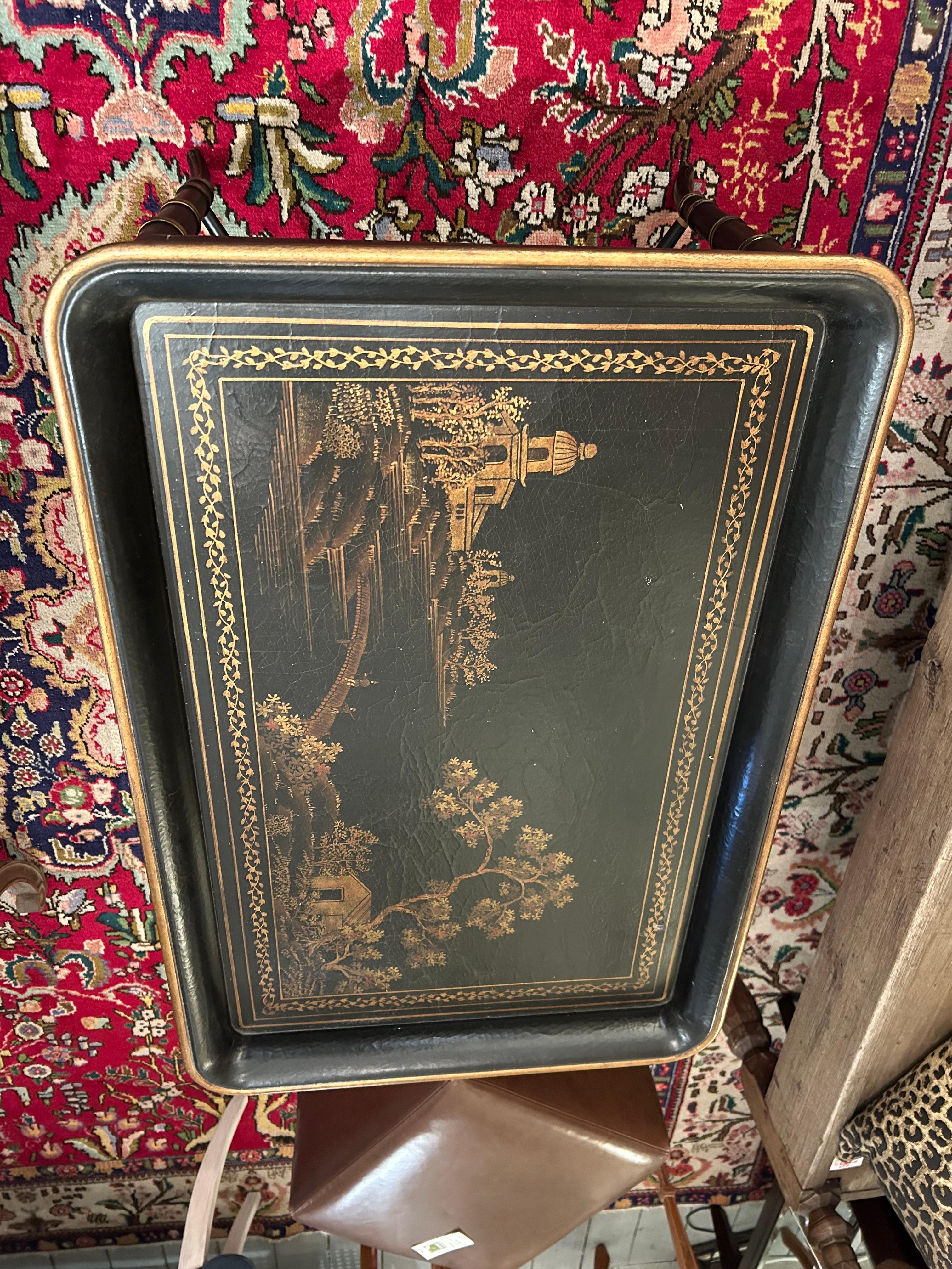 Table basse à plateau de style Chinoiserie noir et or en vente 2