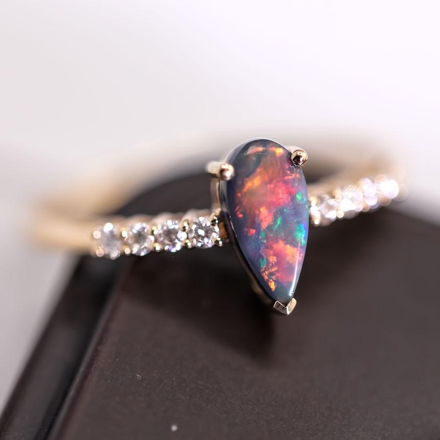 Stylish Black Opal Diamond Engagement Ring 18K Yellow Gold In New Condition For Sale In Suwanee, GA
