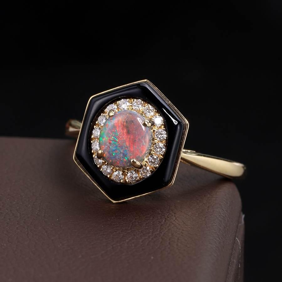 Bague de fiançailles en or jaune 18 carats avec opale noire australienne, halo de diamants et agate noire.


Expédition nationale gratuite par USPS First Class ! Sac ou boîte cadeau gratuit avec chaque commande !

L'opale, la reine des pierres