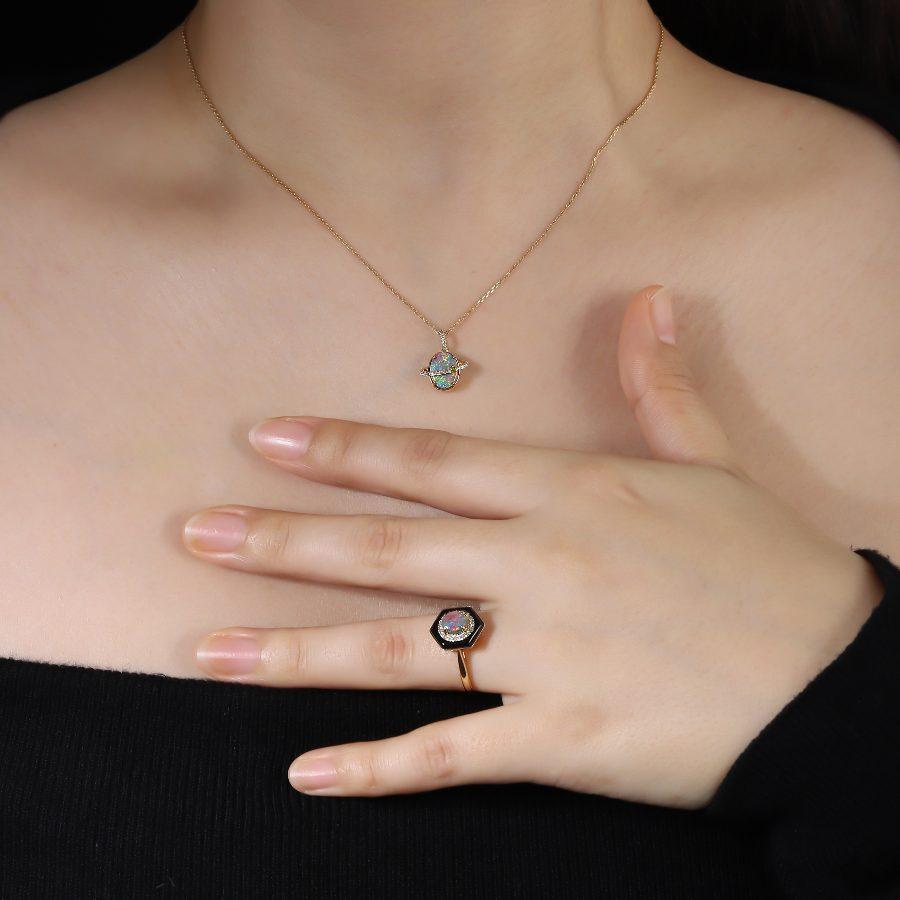 Arts and Crafts Bague de fiançailles en or jaune 18K avec halo en opale noire et diamant en vente