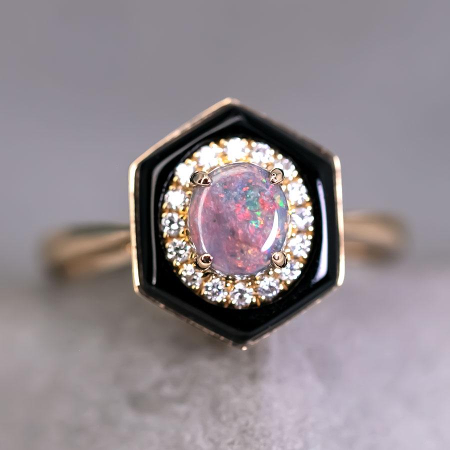 Taille brillant Bague de fiançailles en or jaune 18K avec halo en opale noire et diamant en vente