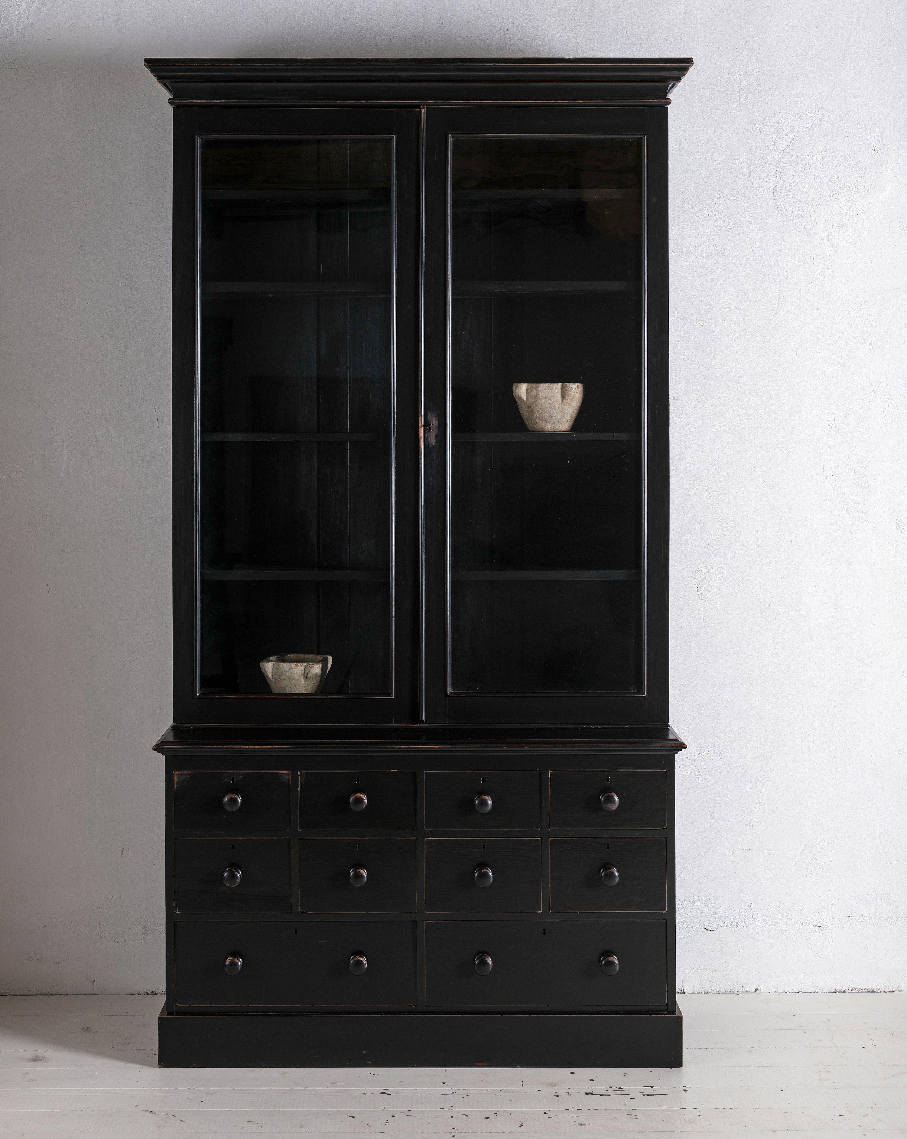 Stylish Black Painted Edwardian Glazed Bookcase or Buffet with Original Glass In Good Condition For Sale In Jesteburg, DE