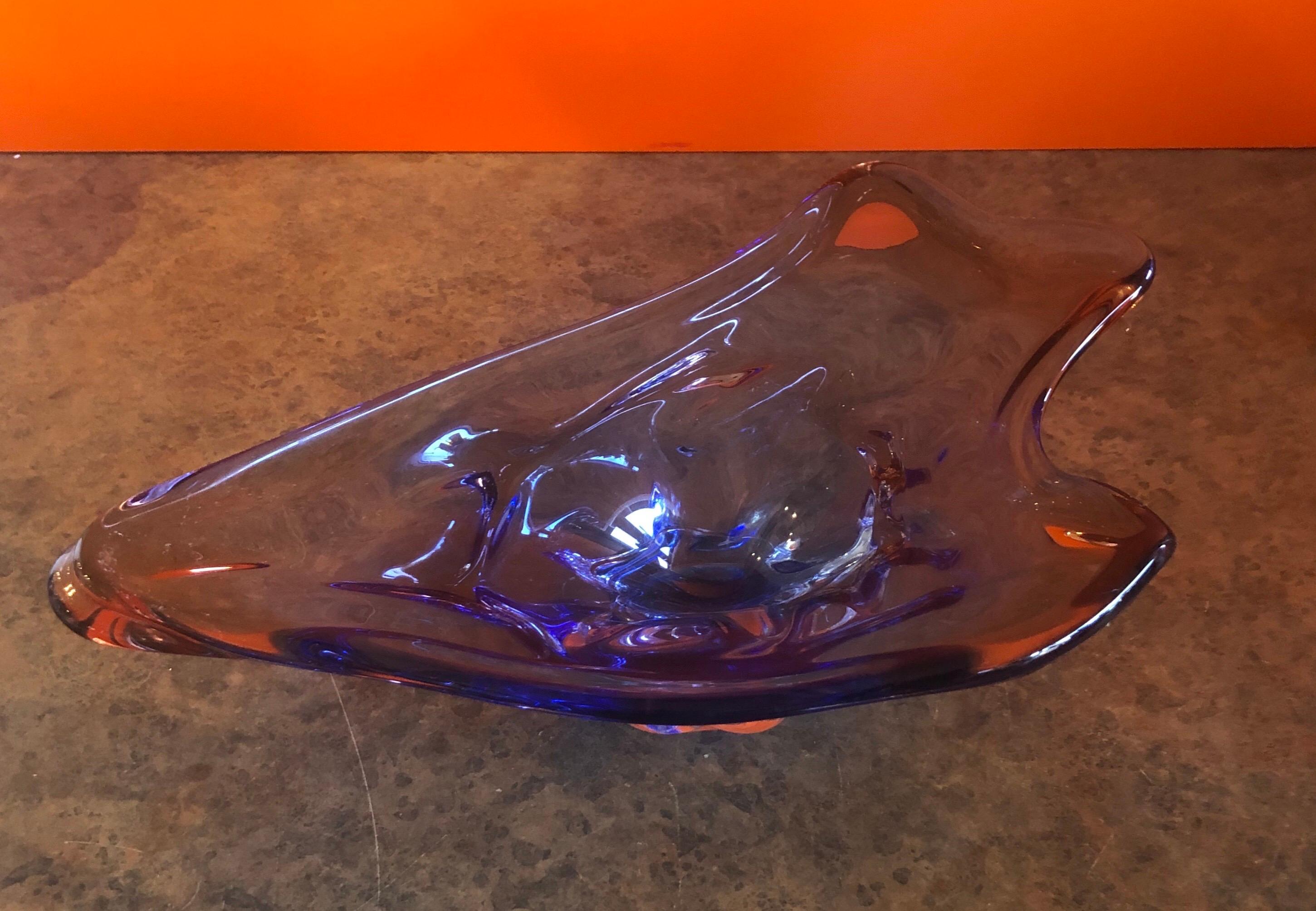 Élégante coupe / centre de table en verre somerso bleu et brun de Murano, vers les années 1960. La belle pièce de forme libre mesure 17