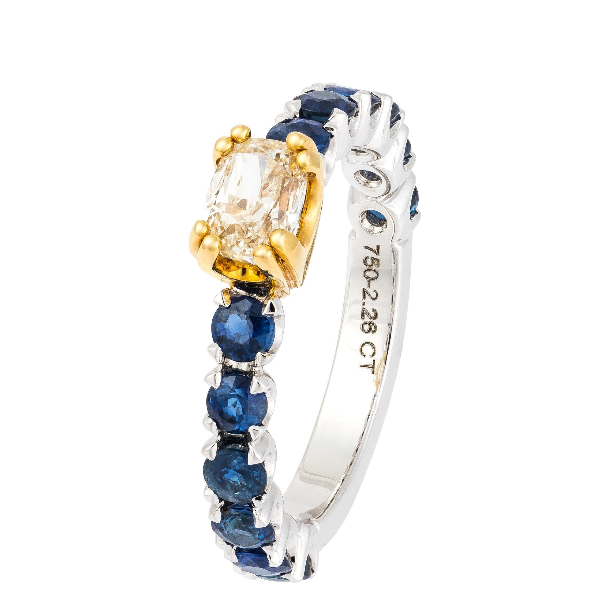 Taille ronde Élégante bague fantaisie en or blanc 18 carats avec saphir bleu et diamants pour elle en vente