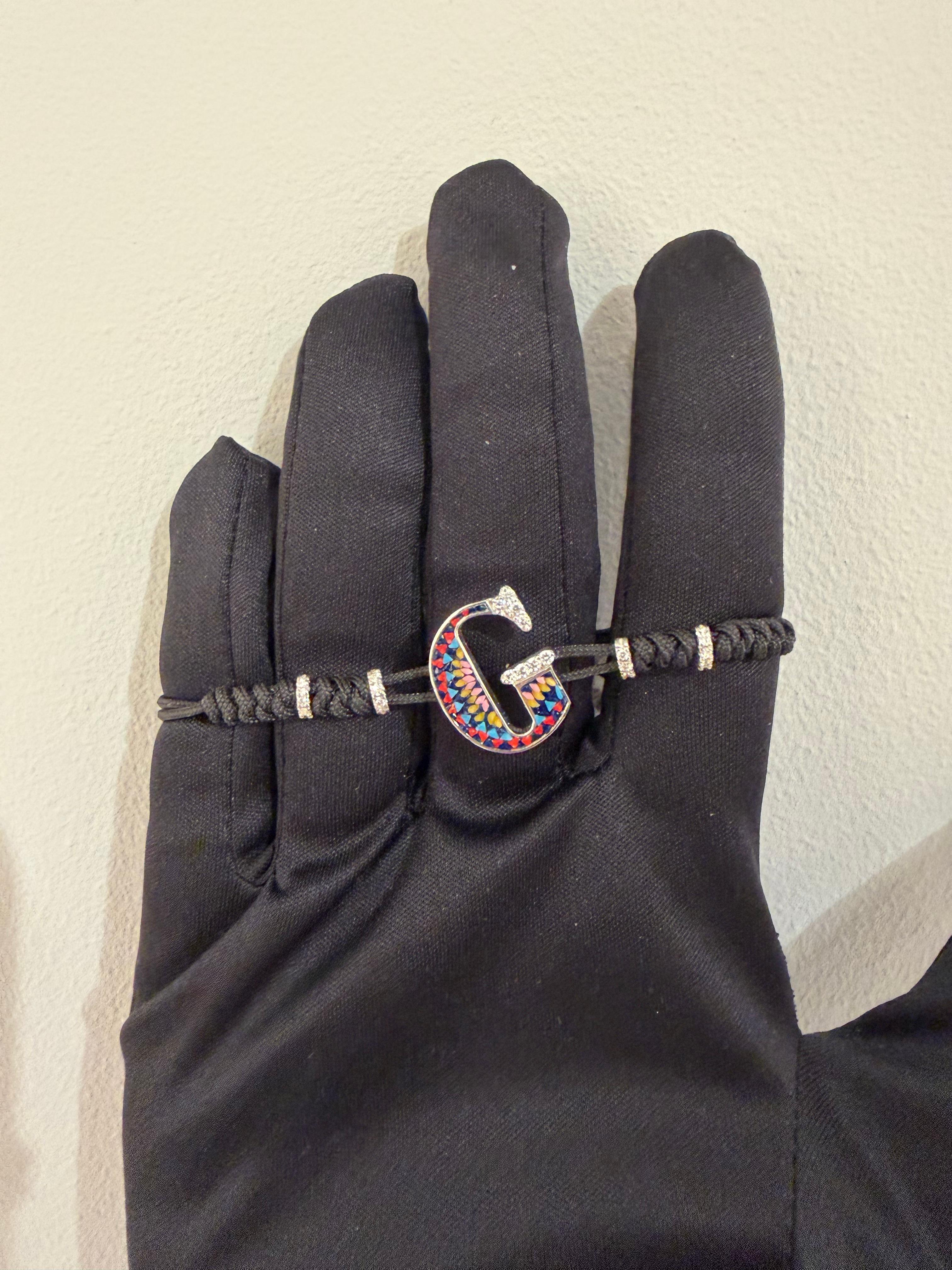 Les artistes de la micro-mosaïque ont tissé à la main de minuscules tiges d'émail vénitien obtenues par la fusion à haute température de neuf couleurs de base avec de la poussière de diamant, réalisant ainsi des combinaisons infinies de tons et de