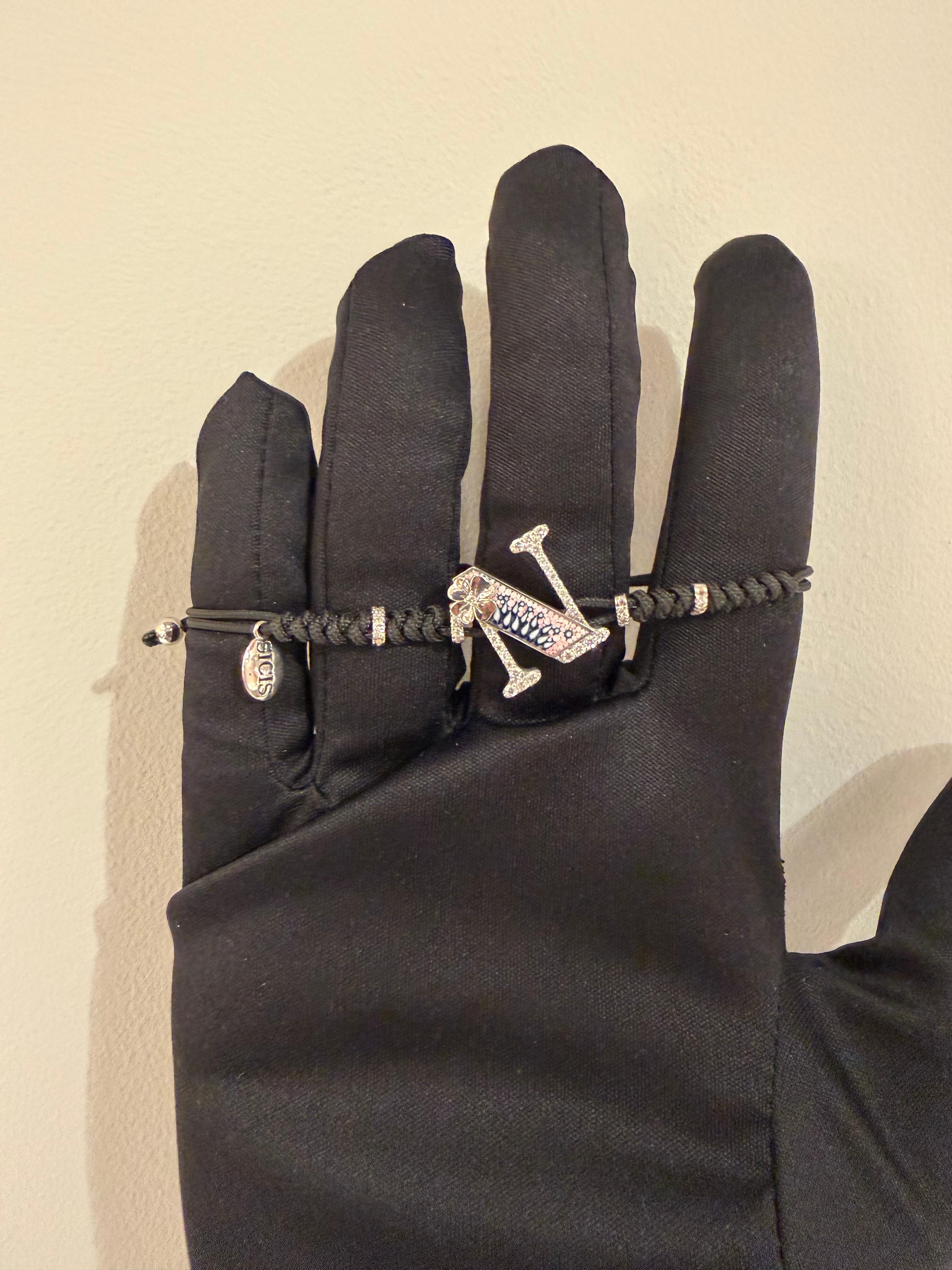 Los artistas del micromosaico tejen a mano diminutas varillas de esmalte veneciano obtenidas de la fusión a alta temperatura de nueve colores base con polvo de diamante, realizando infinitas combinaciones de tonos y matices. A continuación, las