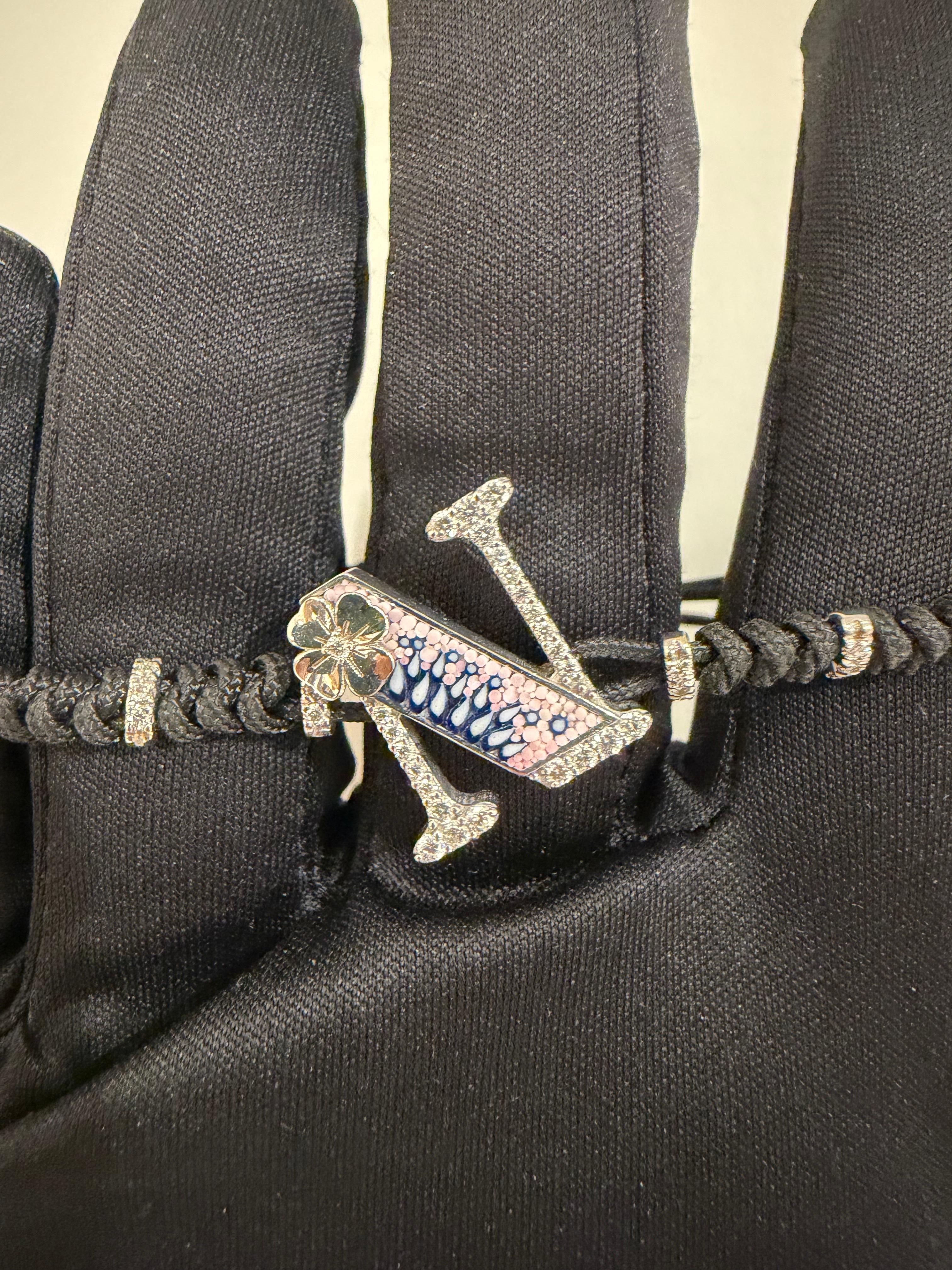 Elegante Pulsera Letra N Oro Blanco Diamantes Micromosaico Decorado a Mano Corte brillante en venta