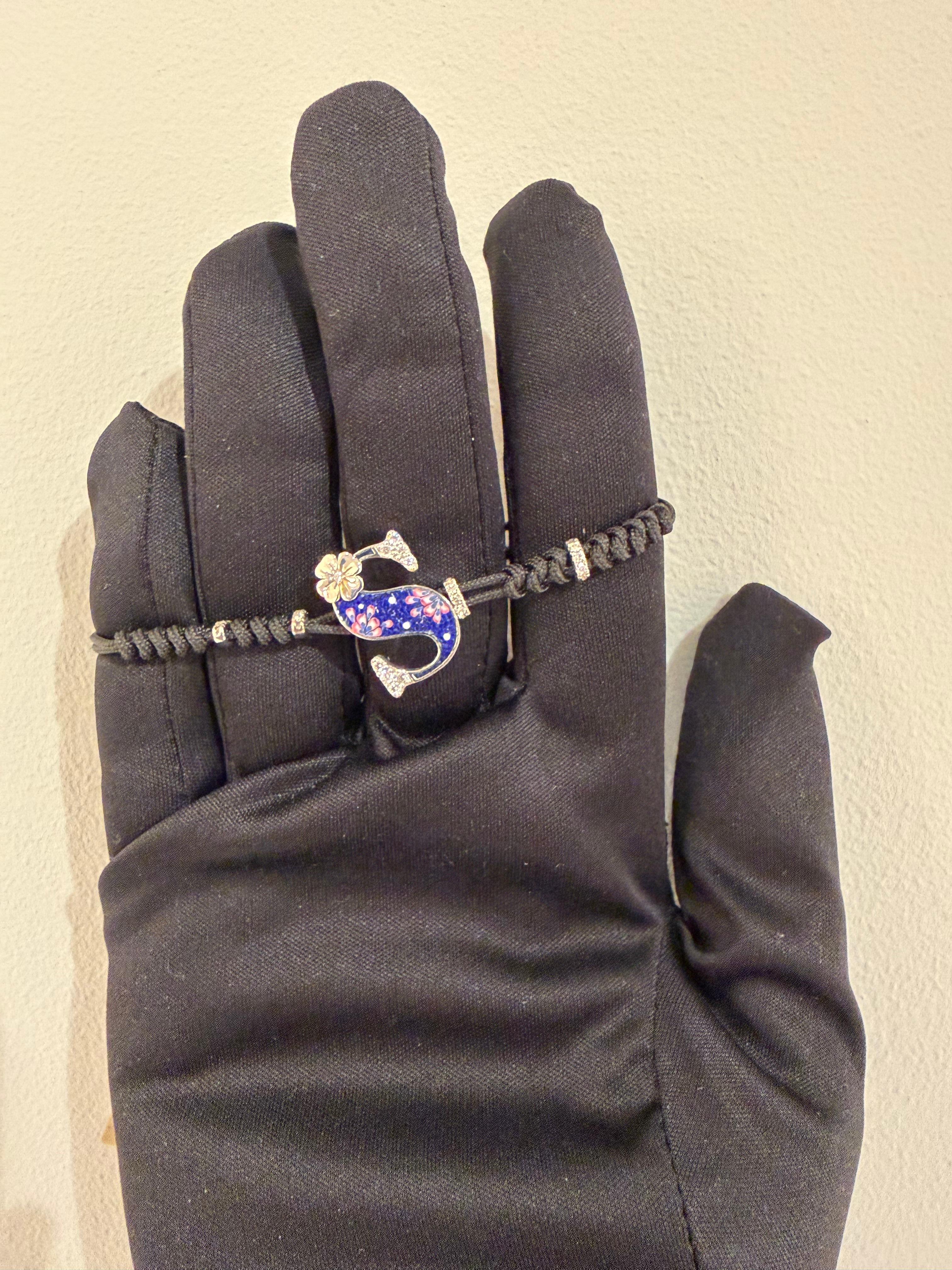 Les artistes de la micro-mosaïque ont tissé à la main de minuscules tiges d'émail vénitien obtenues par la fusion à haute température de neuf couleurs de base avec de la poussière de diamant, réalisant ainsi des combinaisons infinies de tons et de