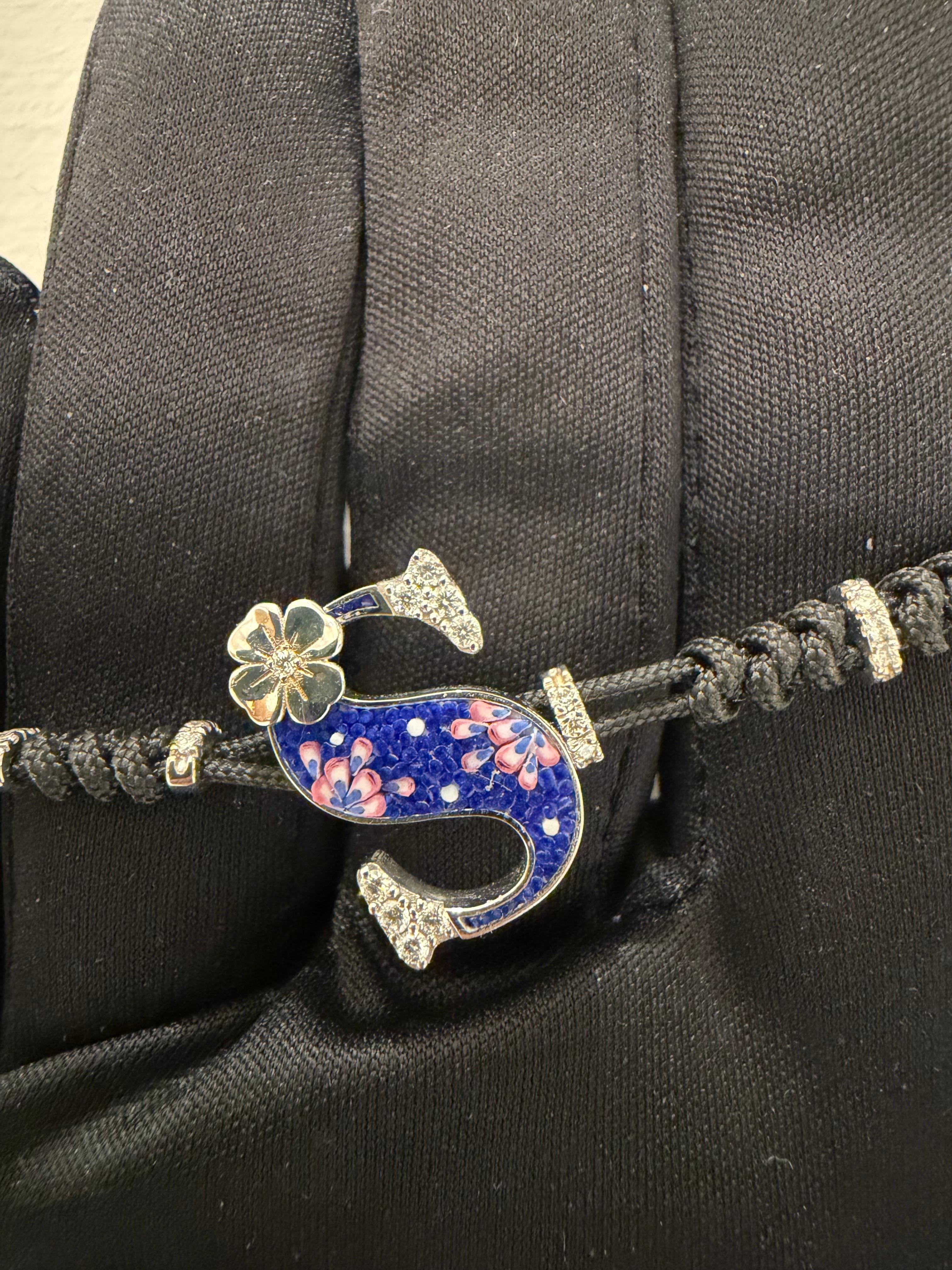 Contemporain Bracelet élégant Lettre S en or blanc, diamants blancs et décoré à la main en micromosaïque en vente