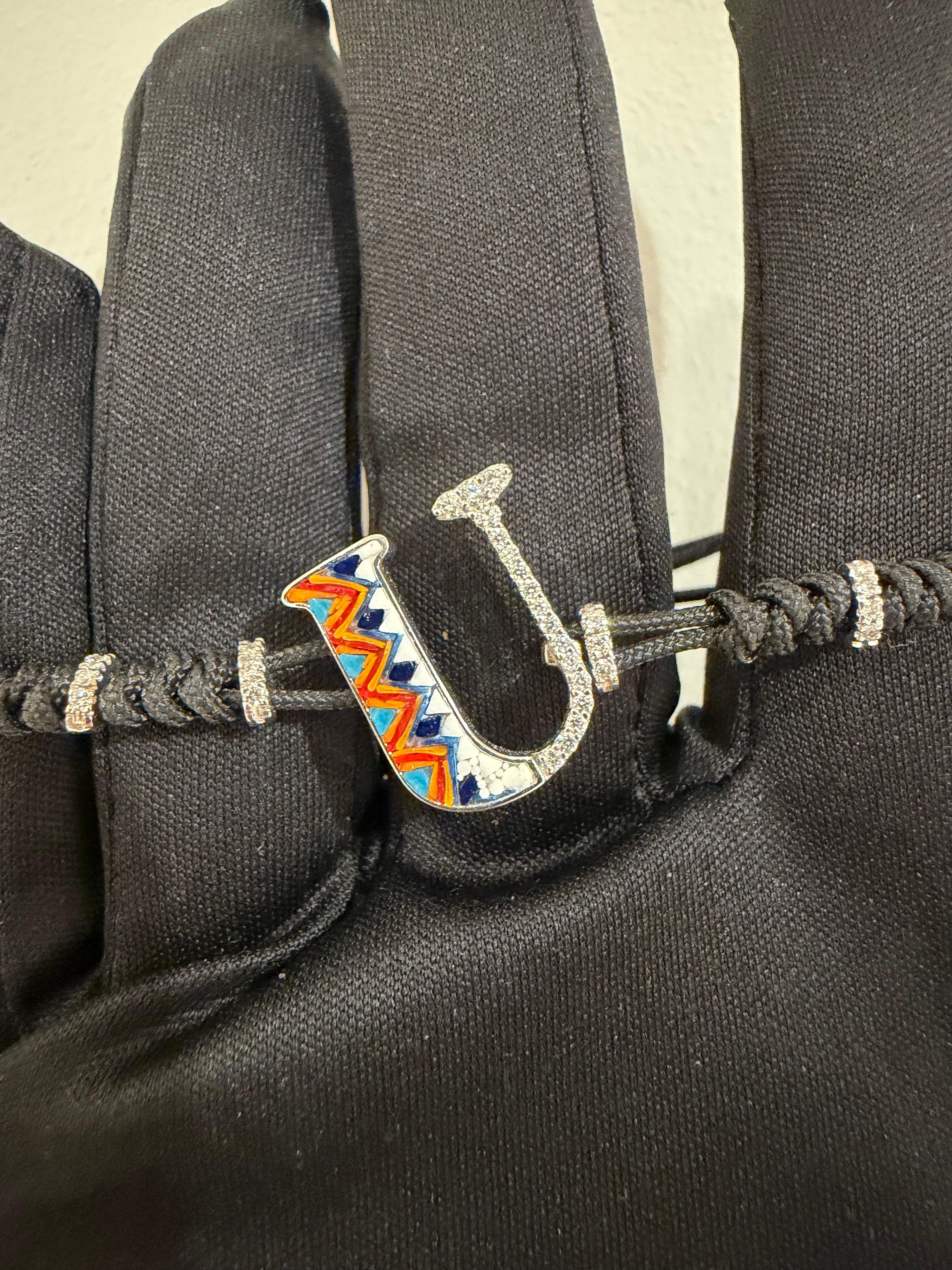 Contemporain Bracelet élégant en forme de lettre U en or blanc et diamants blancs avec micro-mosaïque décorée à la main en vente