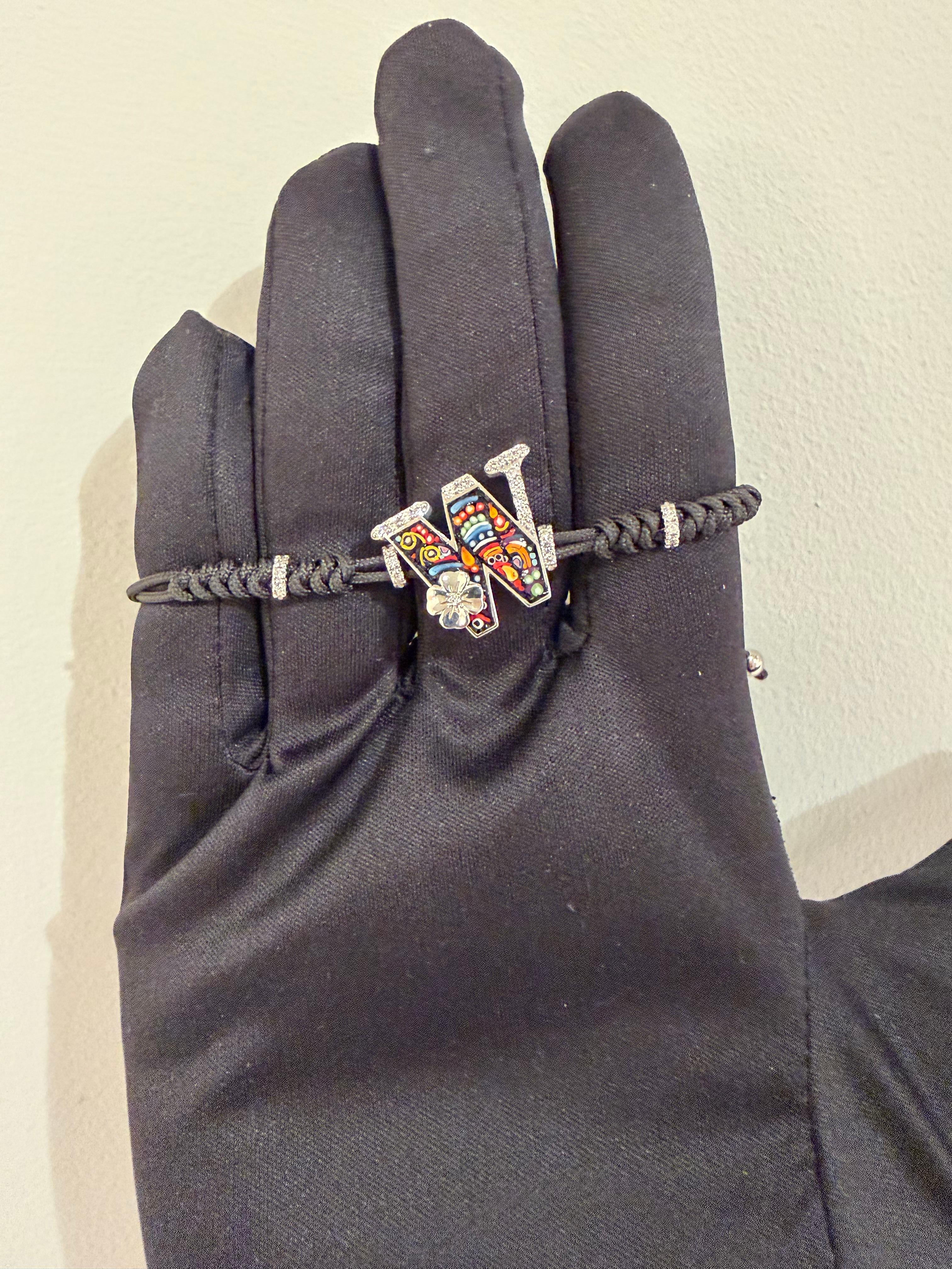 Les artistes de la micro-mosaïque ont tissé à la main de minuscules tiges d'émail vénitien obtenues par la fusion à haute température de neuf couleurs de base avec de la poussière de diamant, réalisant ainsi des combinaisons infinies de tons et de