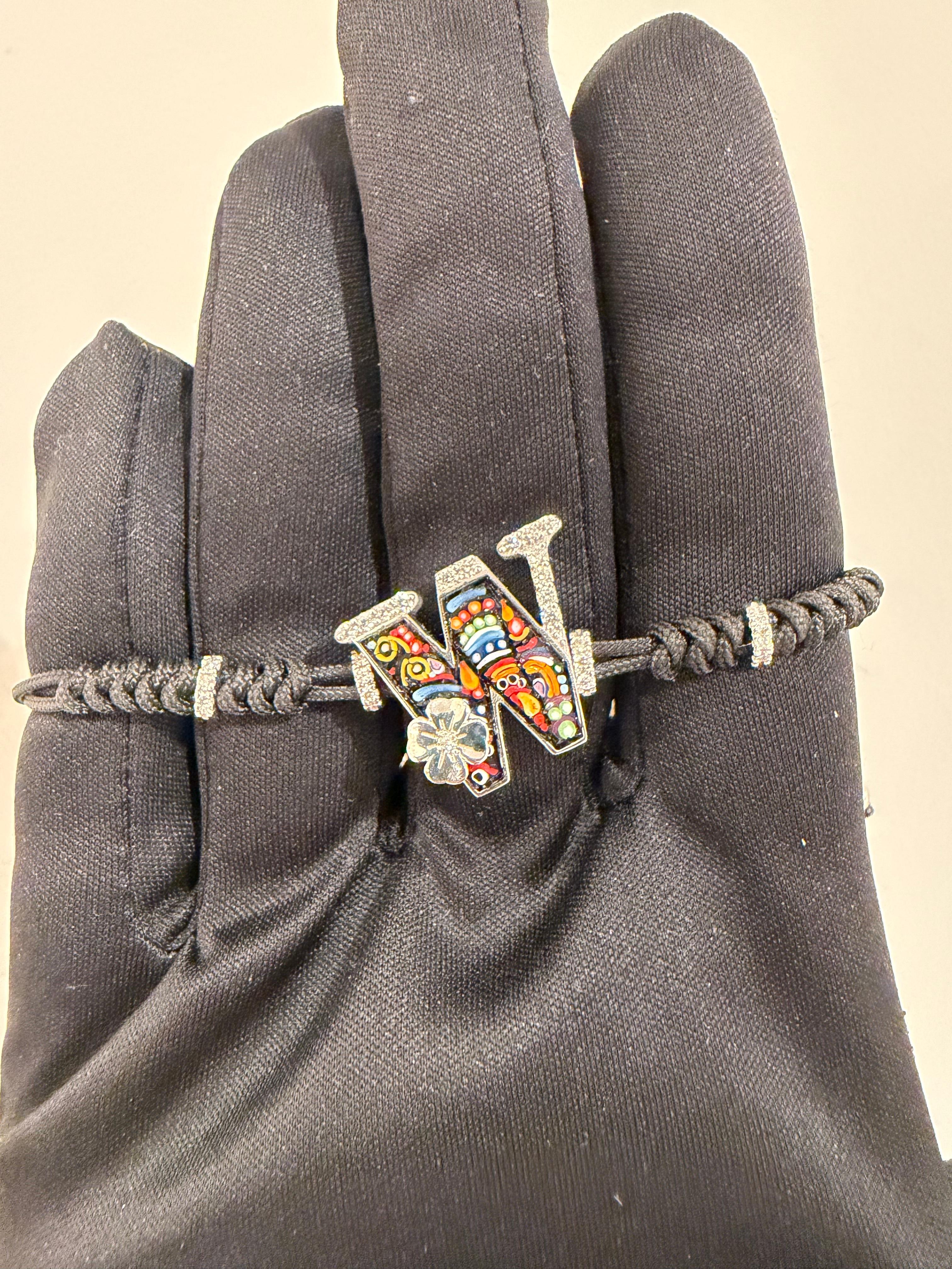 Contemporain Bracelet élégant en forme de lettre avec micro-mosaïque décorée à la main en or blanc et diamants blancs en vente