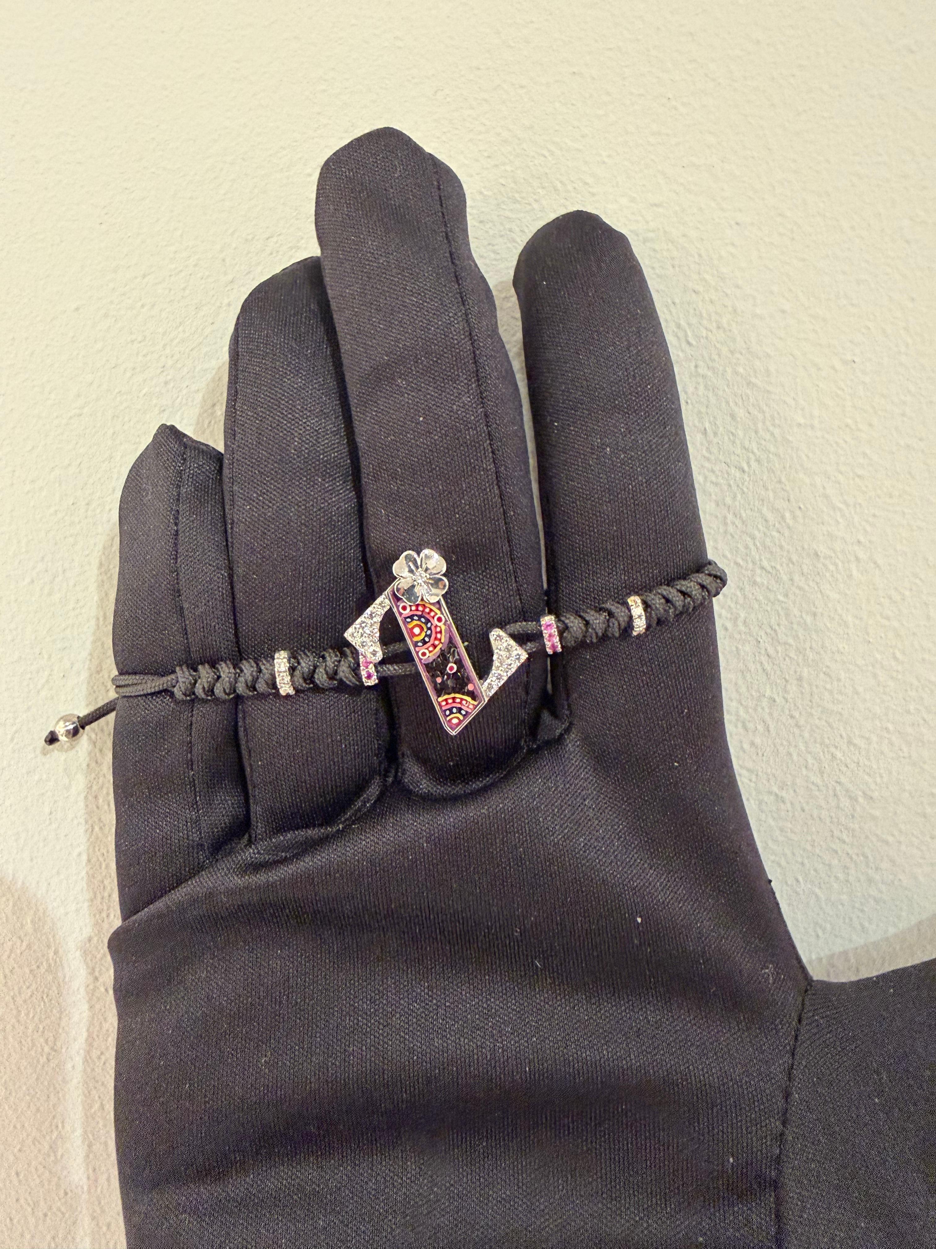 Les artistes de la micro-mosaïque ont tissé à la main de minuscules tiges d'émail vénitien obtenues par la fusion à haute température de neuf couleurs de base avec de la poussière de diamant, réalisant ainsi des combinaisons infinies de tons et de