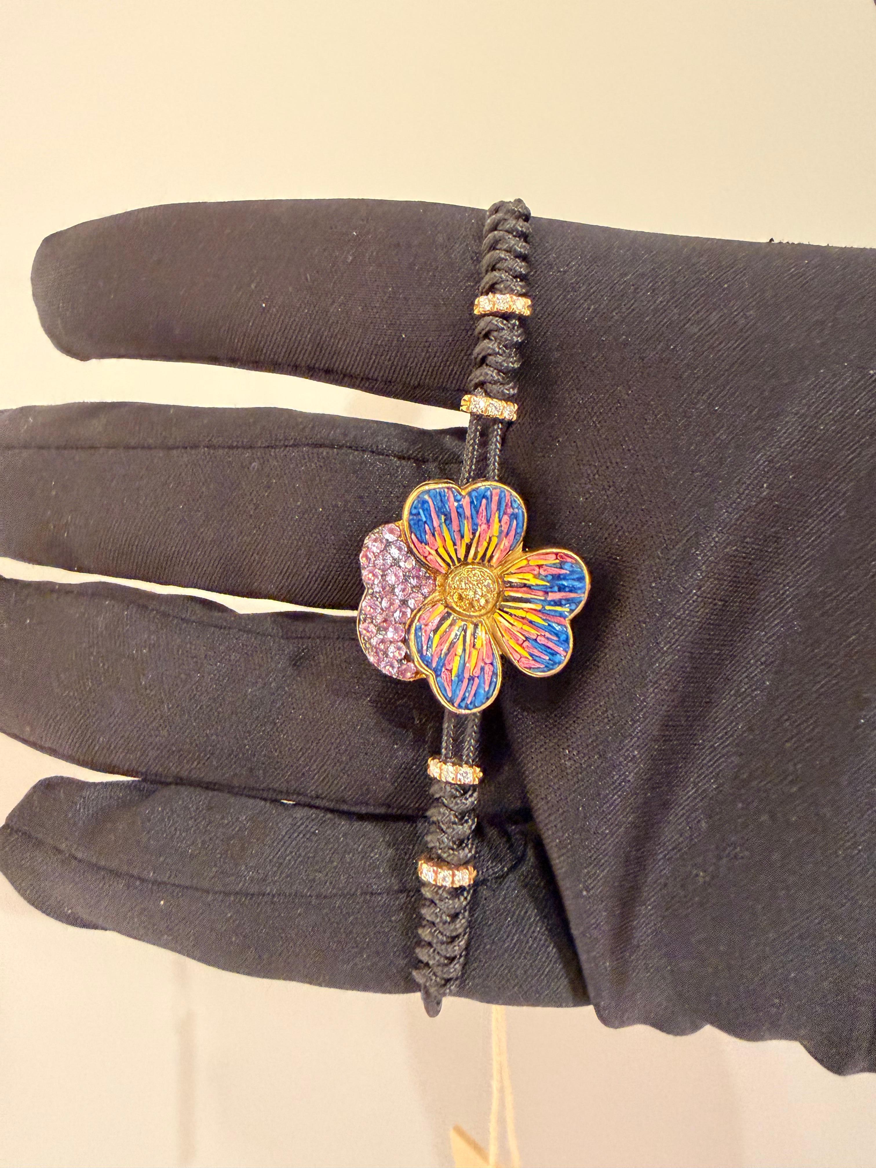 Les artistes de la micro-mosaïque ont tissé à la main de minuscules tiges d'émail vénitien obtenues par la fusion à haute température de neuf couleurs de base avec de la poussière de diamant, réalisant ainsi des combinaisons infinies de tons et de