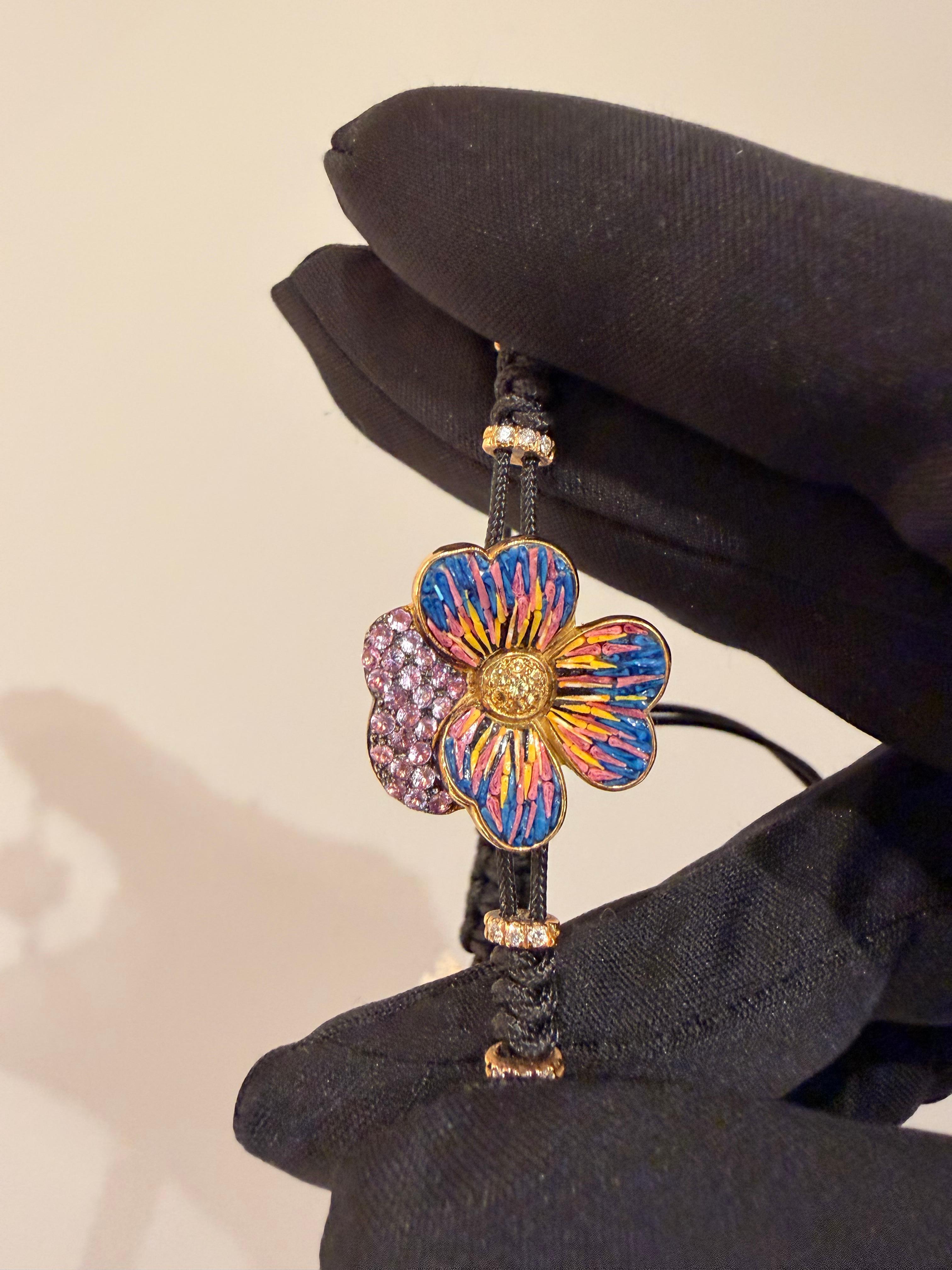 Contemporain Bracelet élégant en or jaune, diamants blancs, saphirs et nano-mosaïque décorée à la main en vente