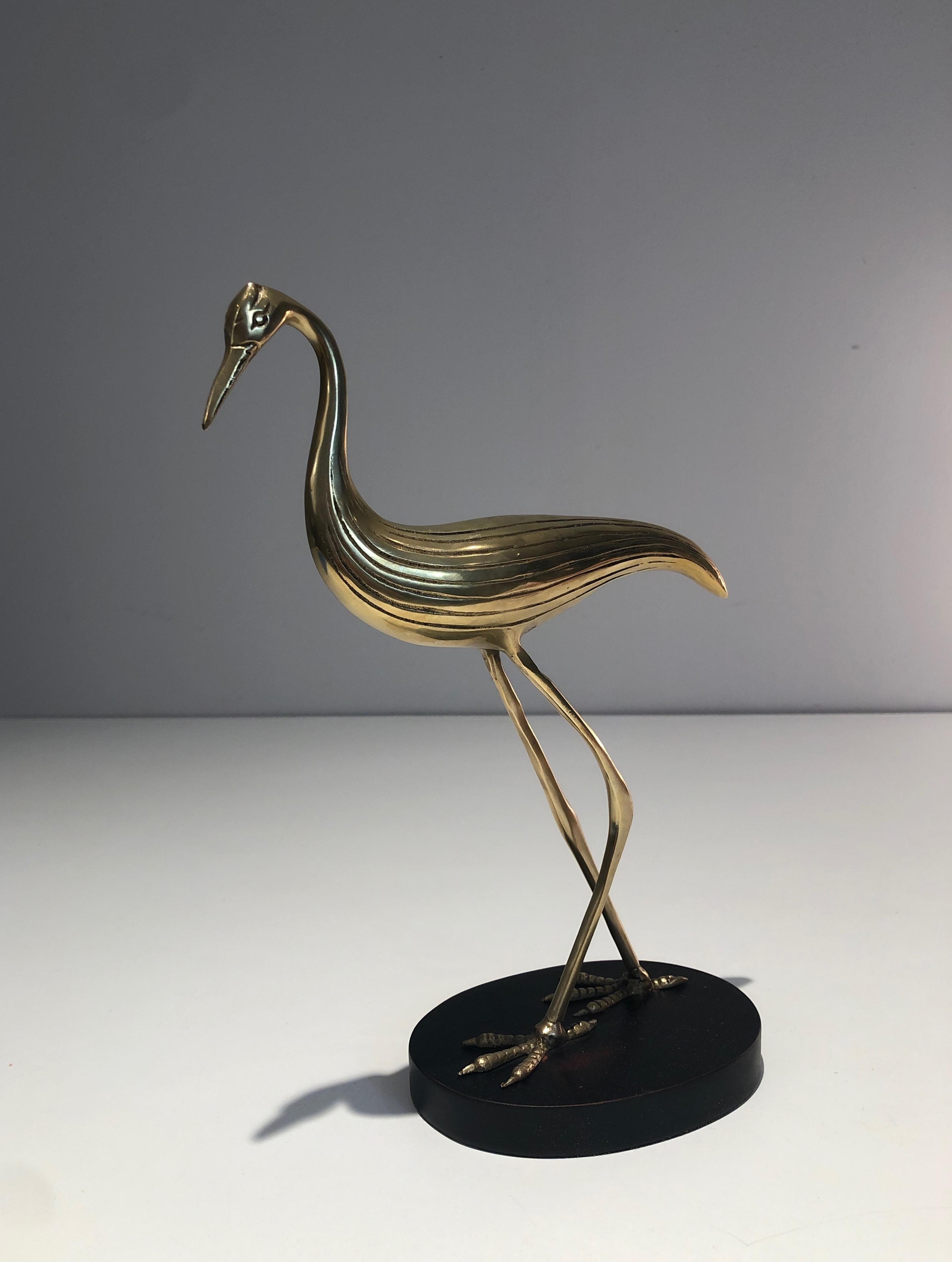 Dieser stilvolle Vogel ist aus Messing auf einem geschwärzten Sockel gefertigt. Dies ist ein französisches Werk. Circa 1970.