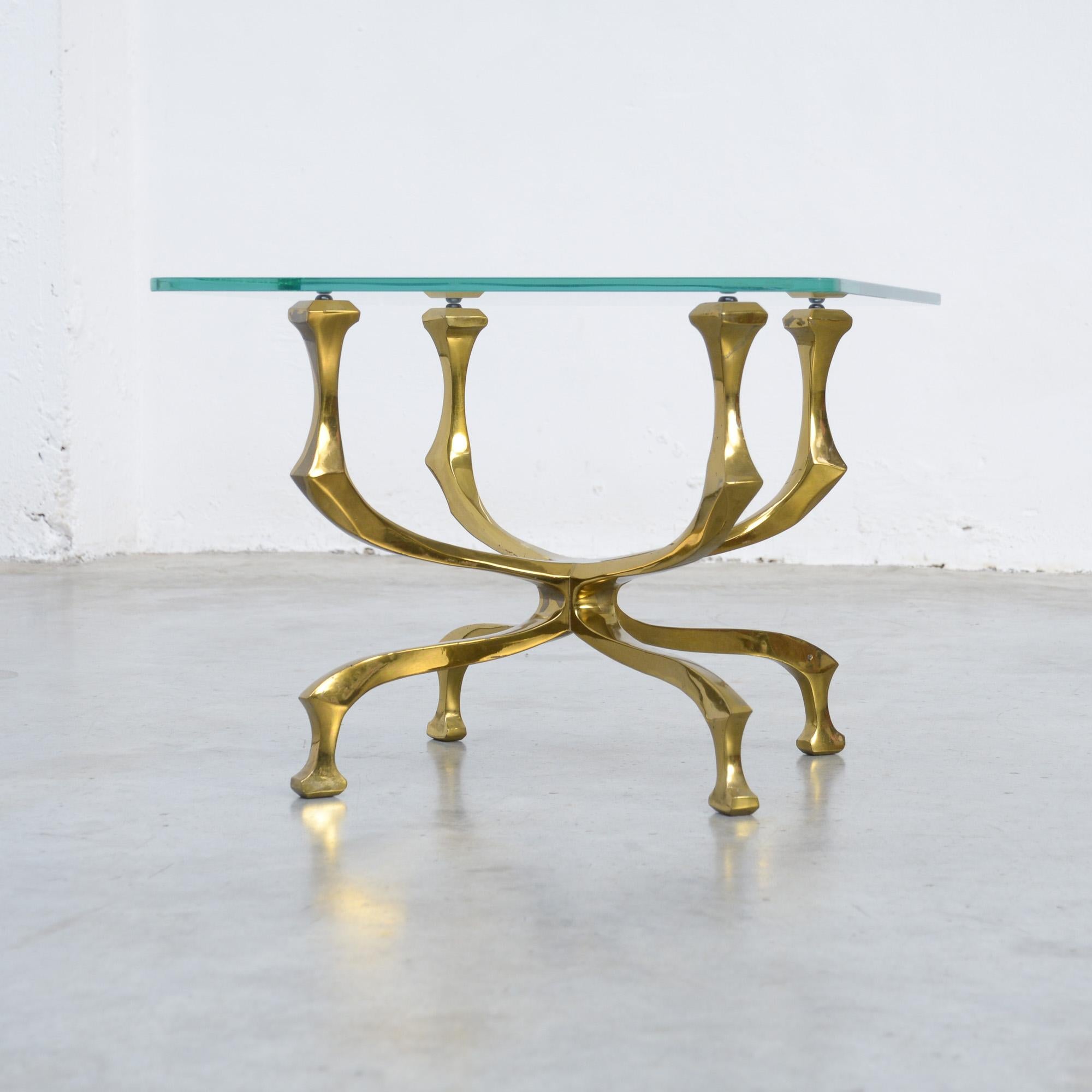 Belge Table d'appoint élégante en bronze de Willy Daro en vente