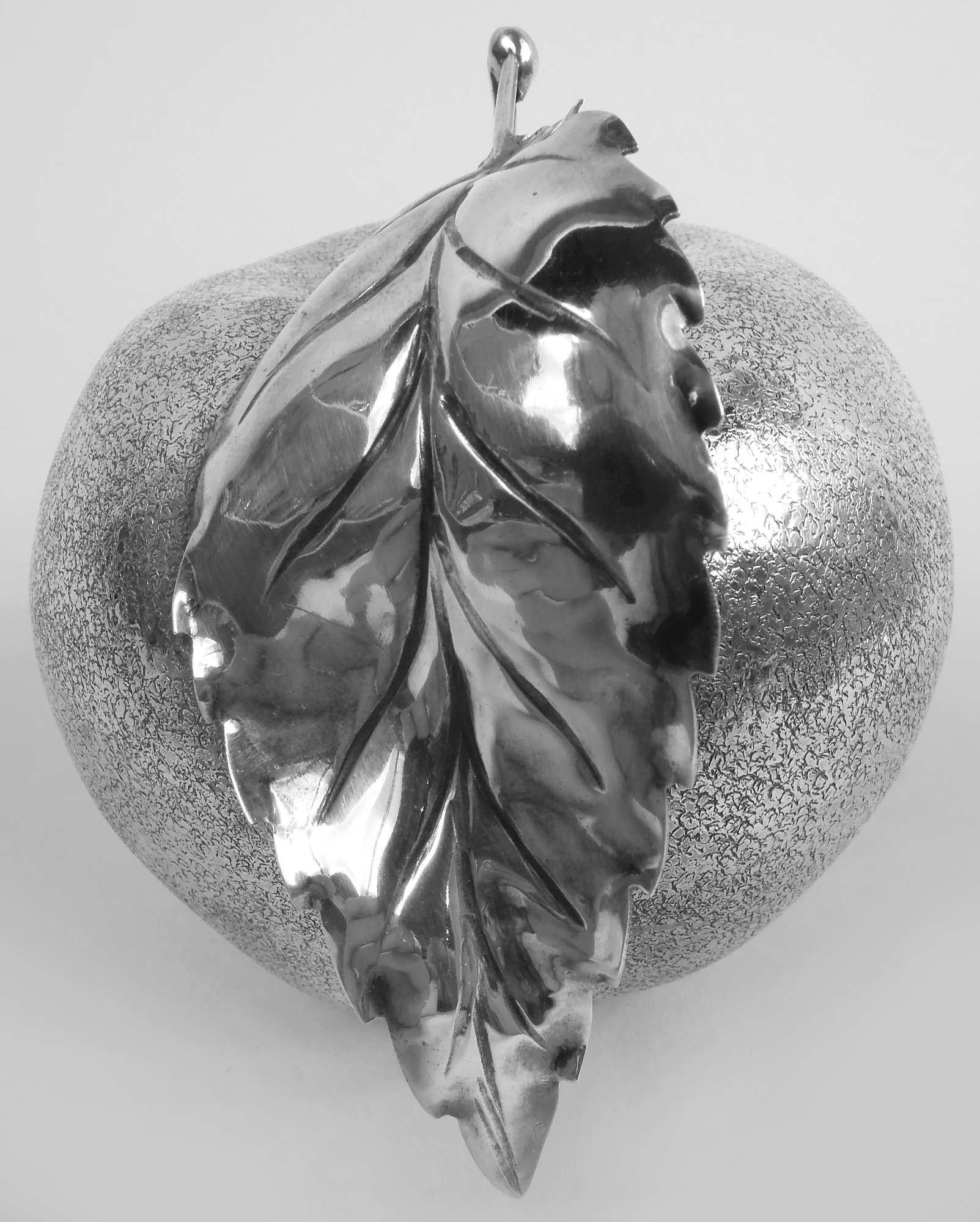 Stylish Buccellati Modern Sterling Silver Figural Apple Lighter In Good Condition For Sale In New York, NY