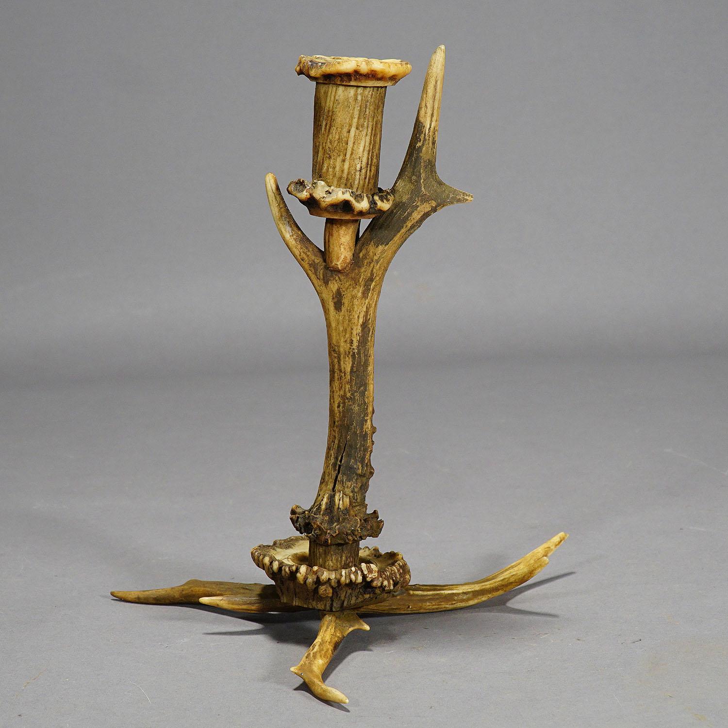Stilvoller Geweih-Kerzenständer aus Korbgeflecht, Deutschland, um 1900

Ein modischer, rustikaler Kerzenständer, hergestellt aus einem Hirschgeweih. Der Ausguss ist aus gedrechselten Geweihstücken gefertigt. Ausgeführt in Deutschland um