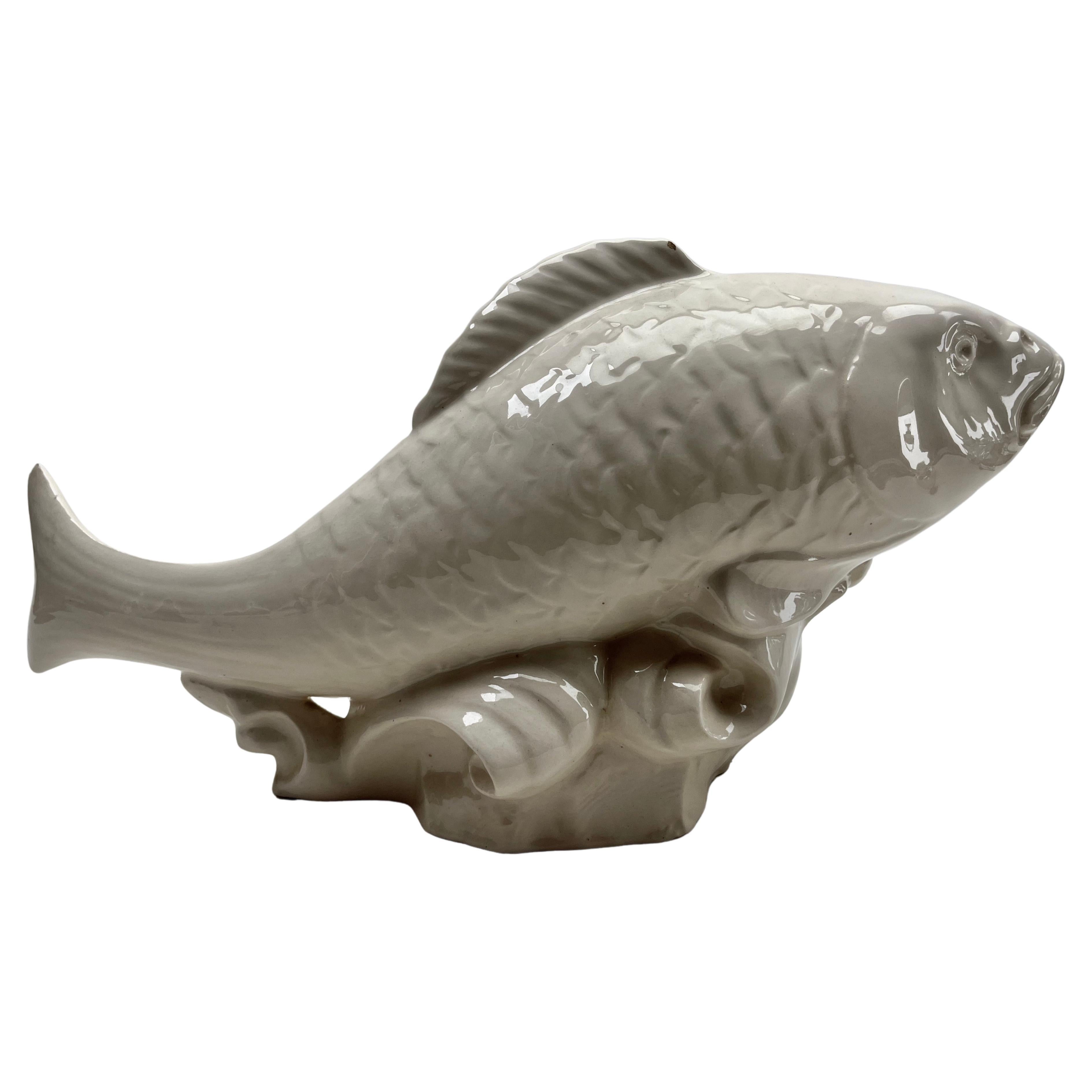 Cette élégante sculpture de poisson date de la fin des années 1950-1960 et a été fabriquée en Italie.
La pièce est en bon état et d'une grande beauté !

D'autres pièces Art Nouveau, Art déco et Vintage sont disponibles :

Avec mes meilleurs vœux