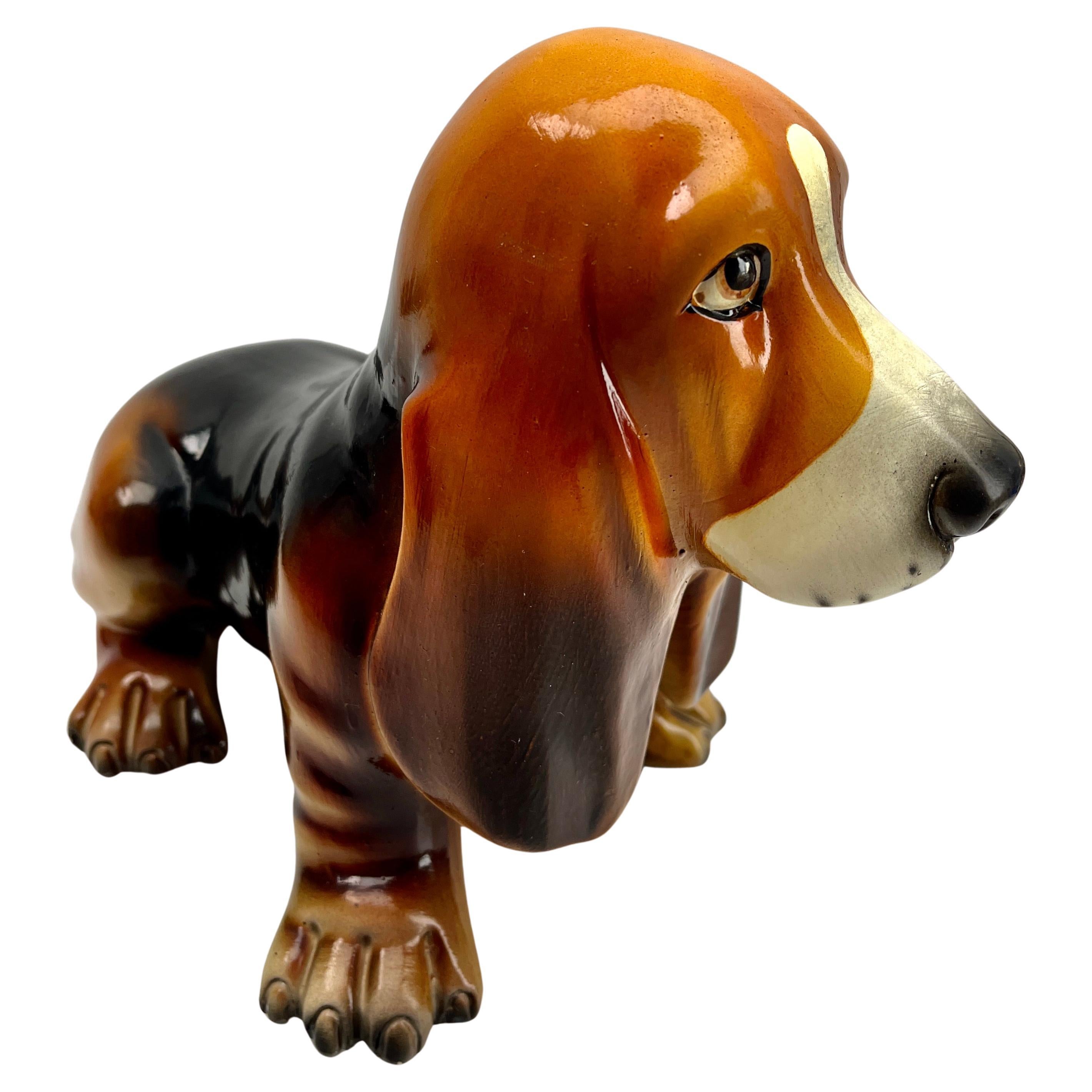 Stilvolle glasierte, handbemalte Keramik-Hundeskulptur mit Hund, Italien, Ende der 1950er Jahre (Moderne der Mitte des Jahrhunderts) im Angebot