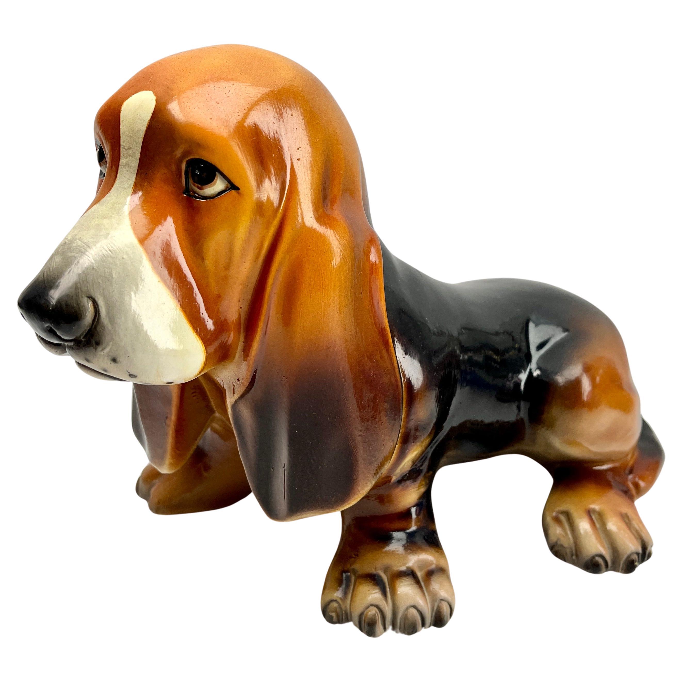 Stilvolle glasierte, handbemalte Keramik-Hundeskulptur mit Hund, Italien, Ende der 1950er Jahre (20. Jahrhundert) im Angebot