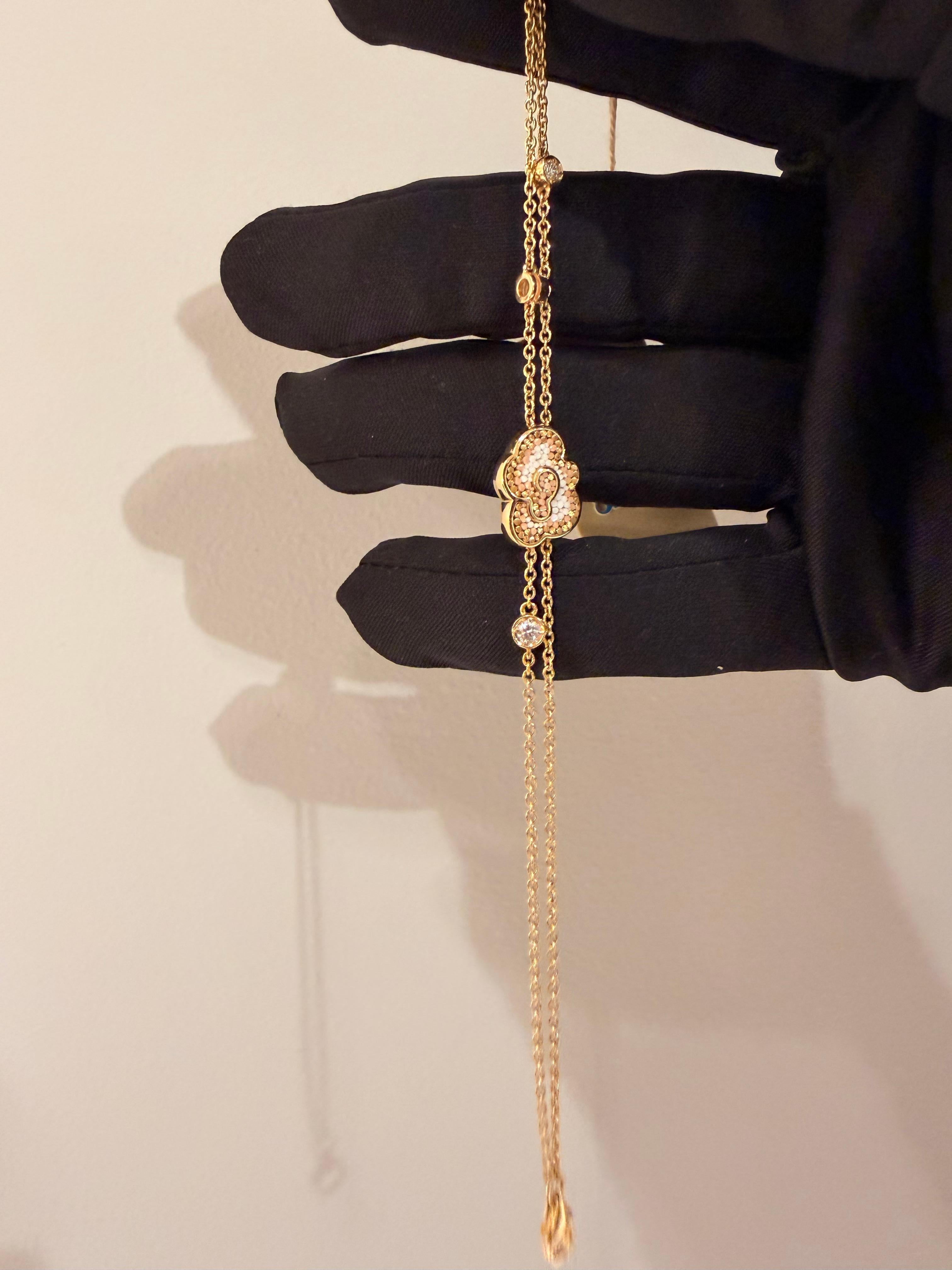 Les artistes de la micro-mosaïque ont tissé à la main de minuscules tiges d'émail vénitien obtenues par la fusion à haute température de neuf couleurs de base avec de la poussière de diamant, réalisant ainsi des combinaisons infinies de tons et de